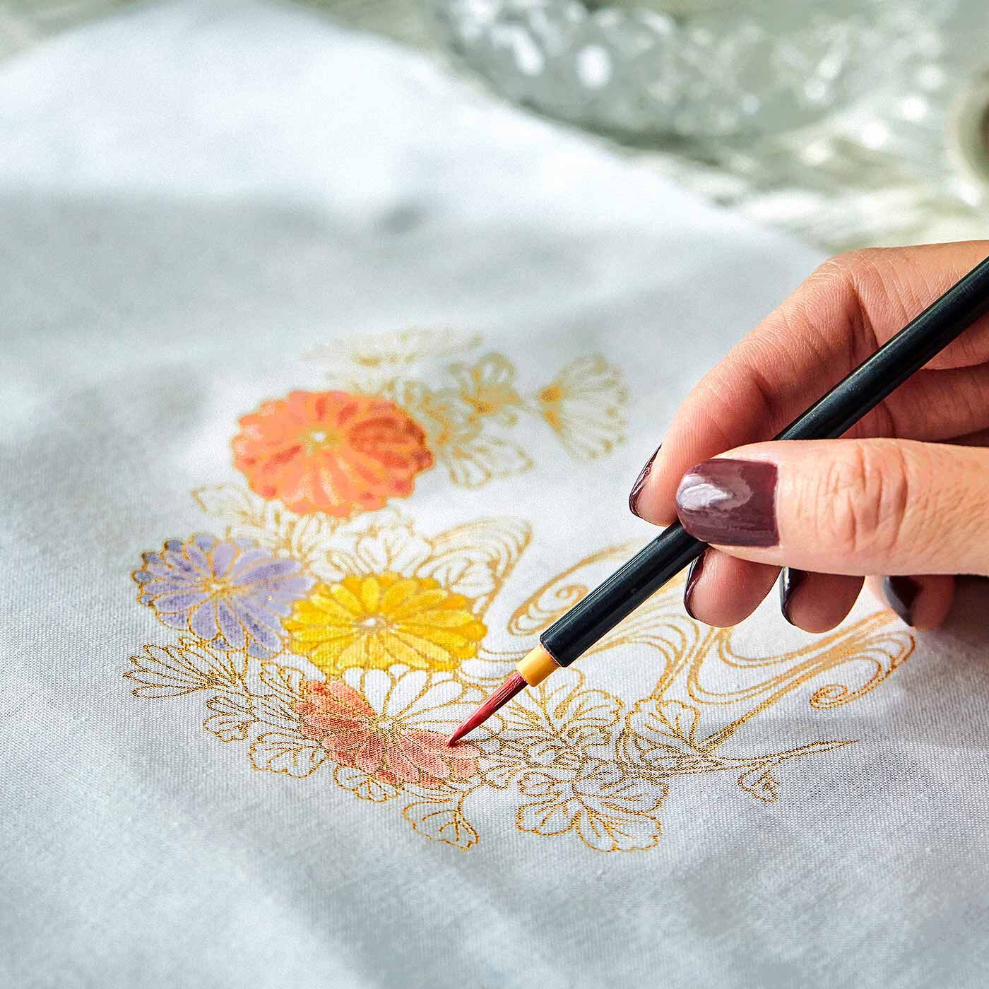 Couturier|伝統文化に親しむ優雅な手習い 手描き友禅の会|金色で印刷された輪郭線の中を、塗り絵のように色を載せていきます。