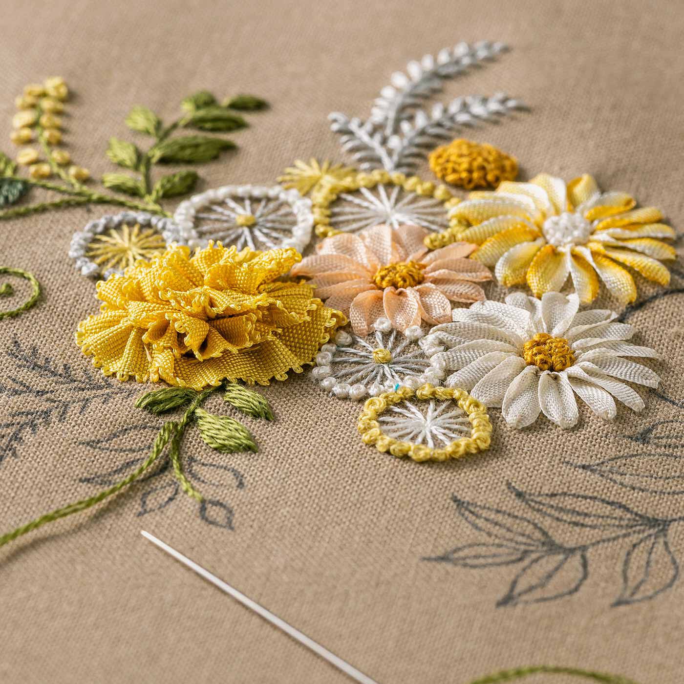 Couturier|【7月分以降よりお届け】ふんわり繊細に描く花模様 リボン刺しゅうポーチの会|リボン刺しゅうならではの造形美をたっぷり堪能。