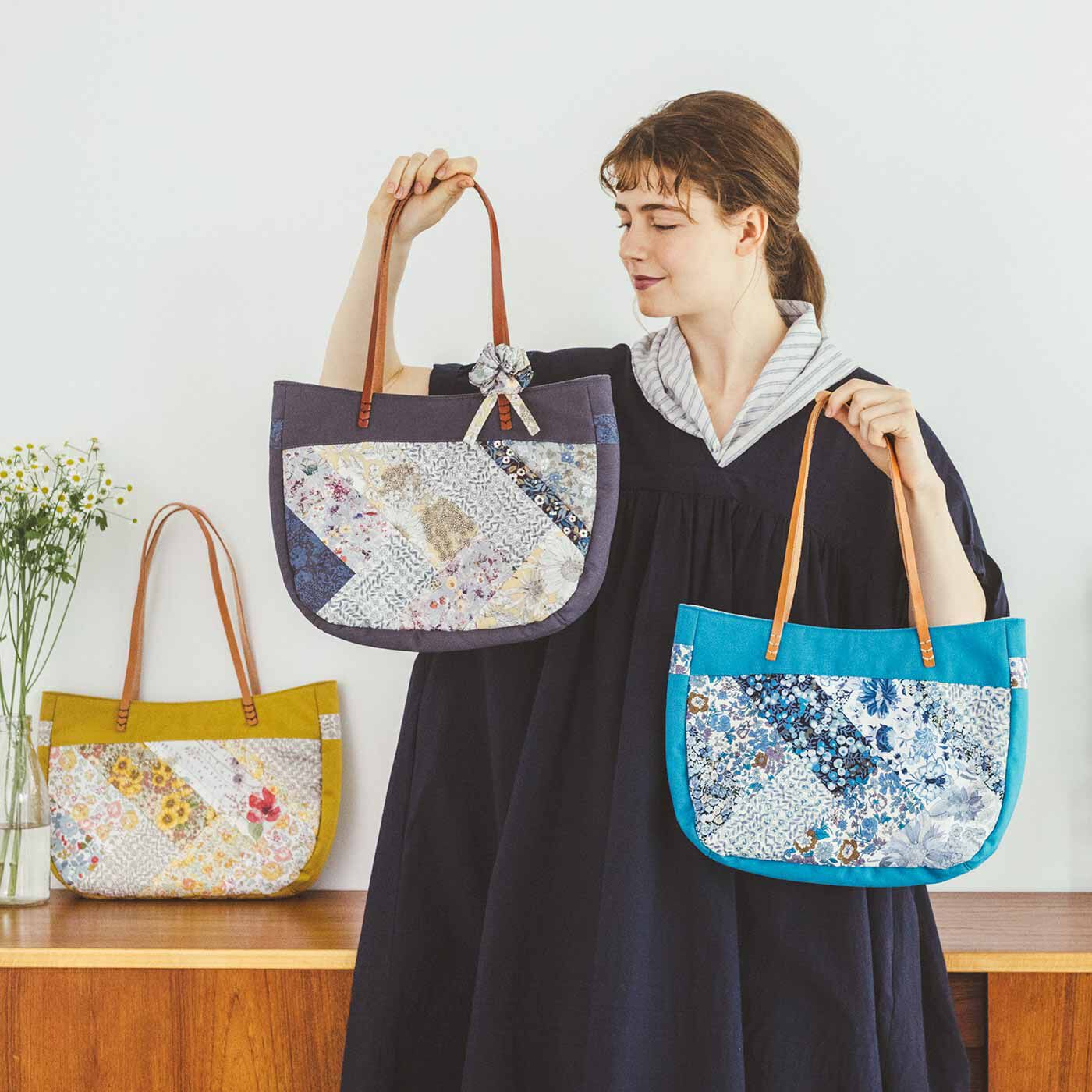 Couturier|リバティ・ファブリックス とっておきのこだわりパッチワークバッグ〈ブルー〉|夏はターコイズで涼やかにといった風に、季節からイメージした色を展開。表と裏で生地の合わせ方が違うので、ふたつの表情を楽しむことができます。