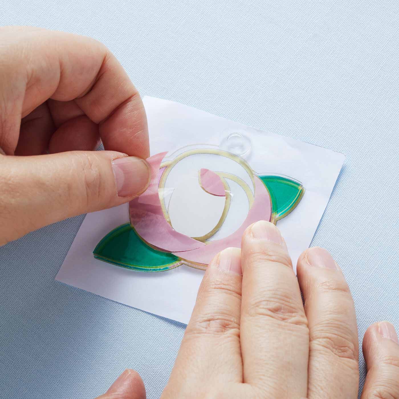 Couturier|貼るだけ簡単グラスアート あこがれのステンドグラス風雑貨の会|ベースになるガラスやアクリルパーツに貼り付ける。