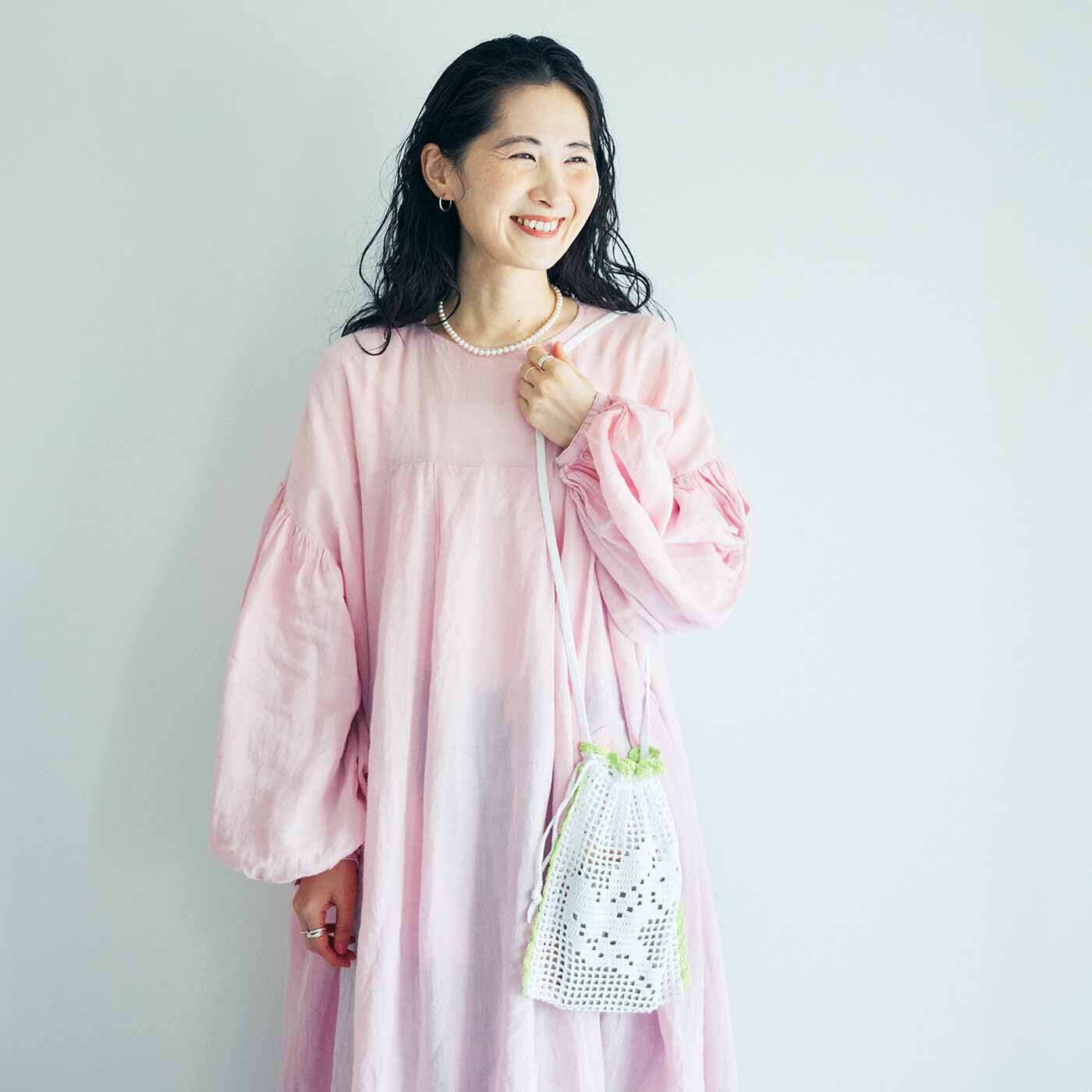 Couturier|HANDMADEが気になってきたら tekitaraとラブ＆ピースな気持ちで作った 真っ白かぎ針小物の会|コーデの主役は「きんちゃくショルダー」。かぎ針編みした白いハトが映えるように、クローゼットから淡いピンクのワンピースを召喚。