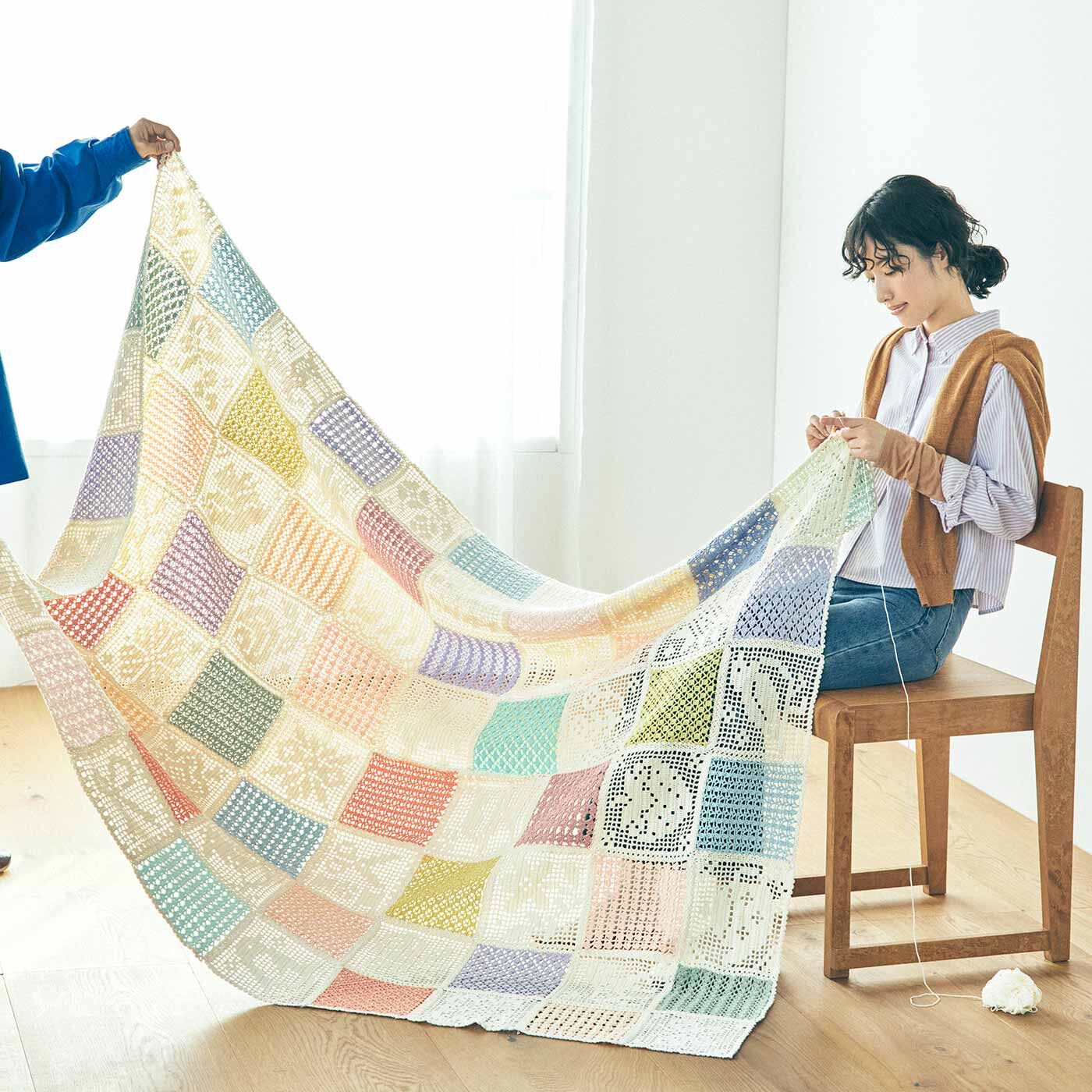 Couturier|ふんわりやさしい色でつなぐ　方眼編みと模様編みドイリーの会|1枚でミニバッグに。