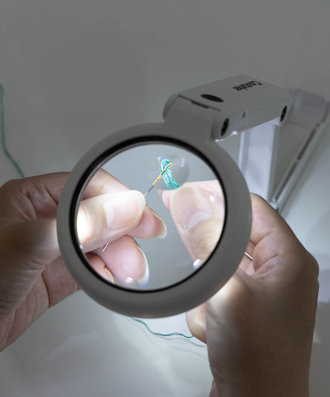 Couturier|【3月分よりお届け】細かい手仕事お助けアイテム　クチュリエのロゴ入りライト付きルーペ|ライトは2段階。暗い場所での作業も糸通しもらくらく。