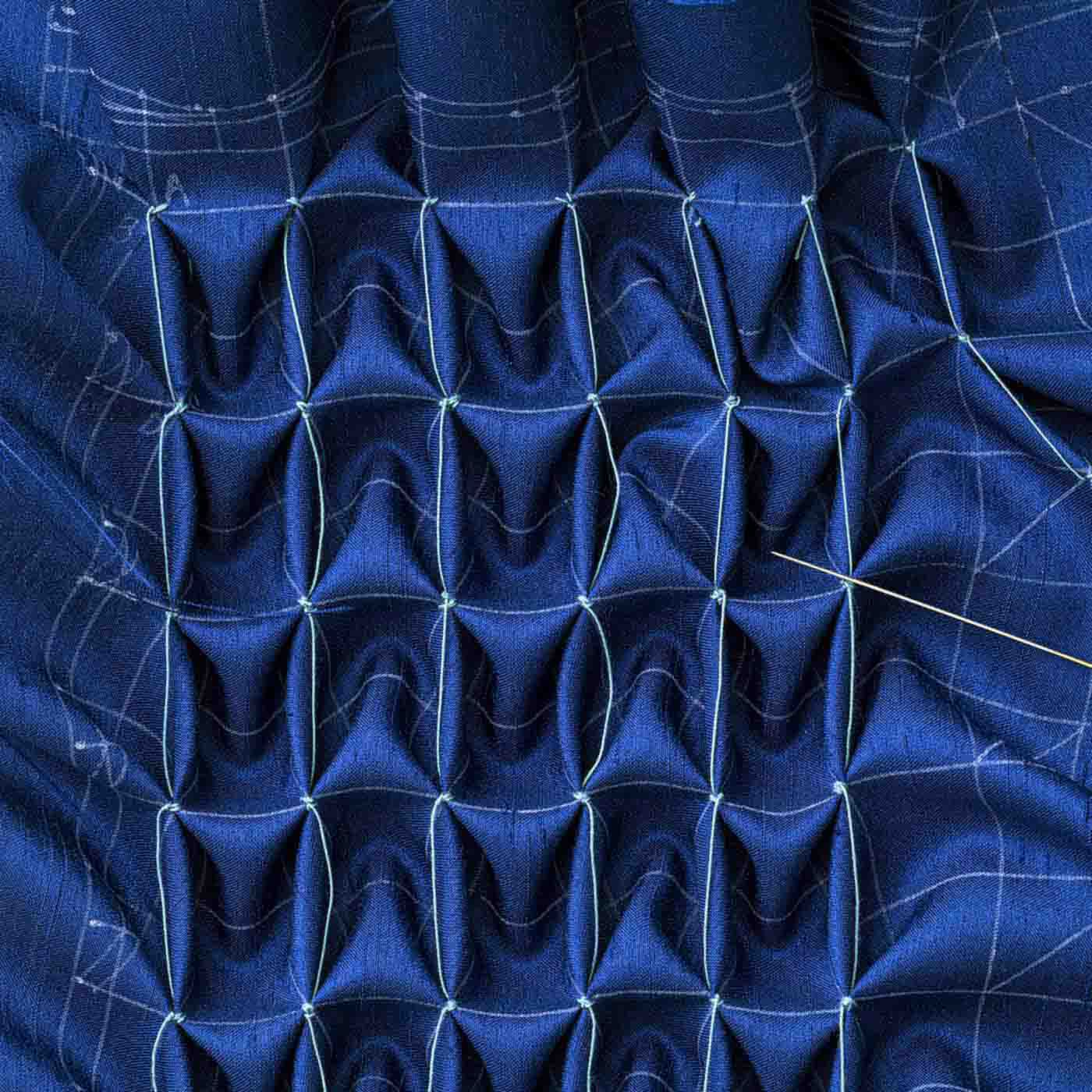 Couturier|ラティススモッキングで浮かび上がる立体模様 デイリーに使える シャイニーポーチの会|（3）図案に沿って（1）（2）を繰り返す。
