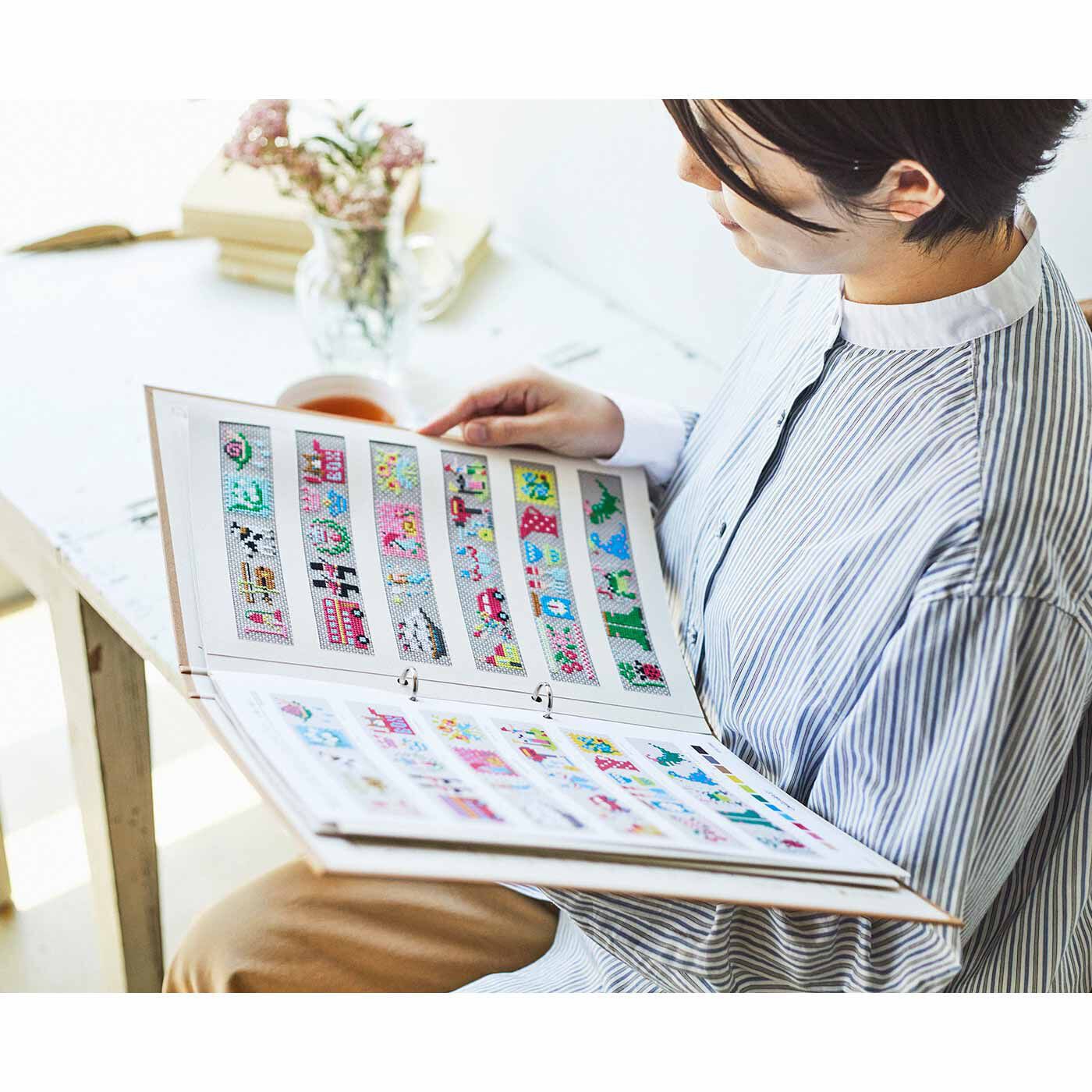 Couturier|毎日ちくちく 12ヵ月をつづる クロスステッチ・ピクチャーブックの会|見開きで、図案と刺しゅう見本をファイリングできるので便利。