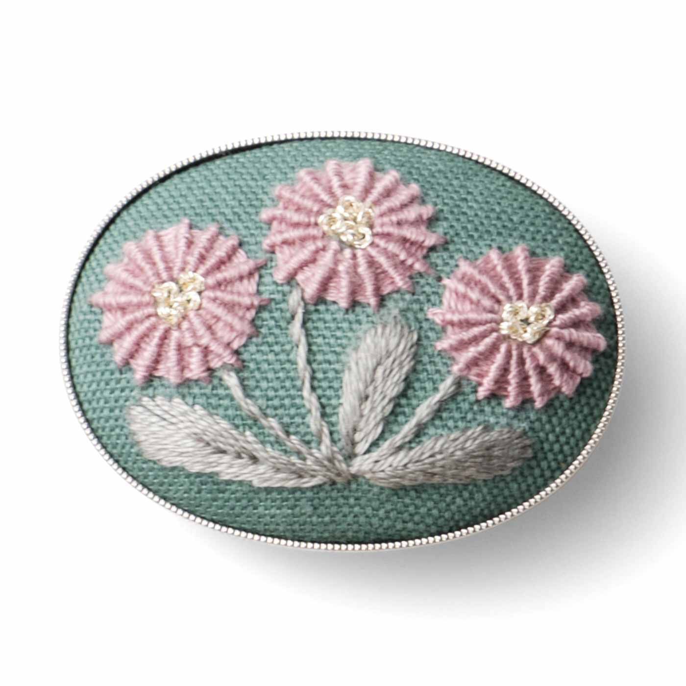 Couturier[クチュリエ]|【タイプが選べる】マカベ アリスさんの季節のうつろいを感じる お花の刺しゅうブローチ|タイプ2：デイジー