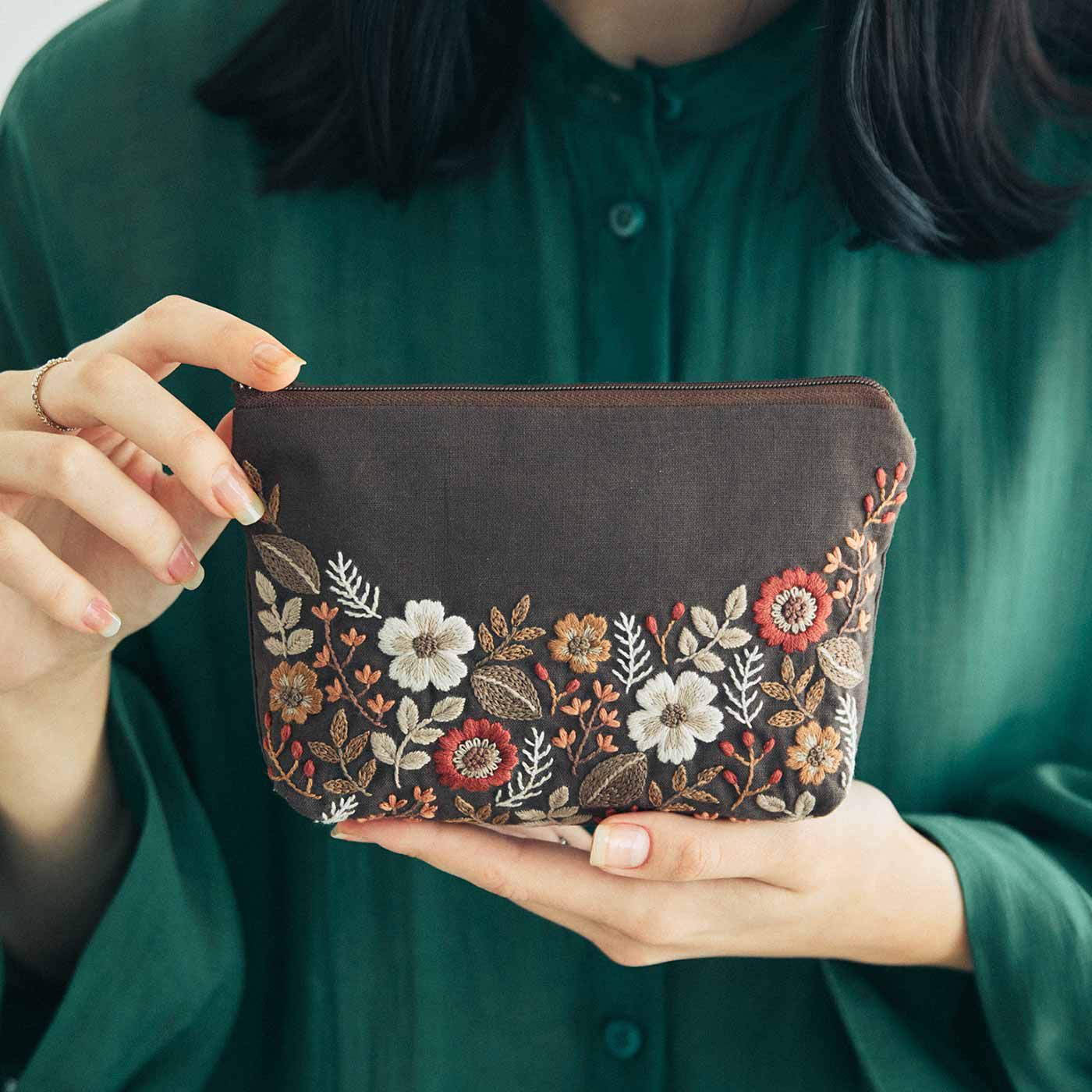 Couturier|大人カラーの色遣い 花園に可憐に咲きほこる 刺しゅう布小物の会|図案は印刷済みだから刺しゅうしやすい。