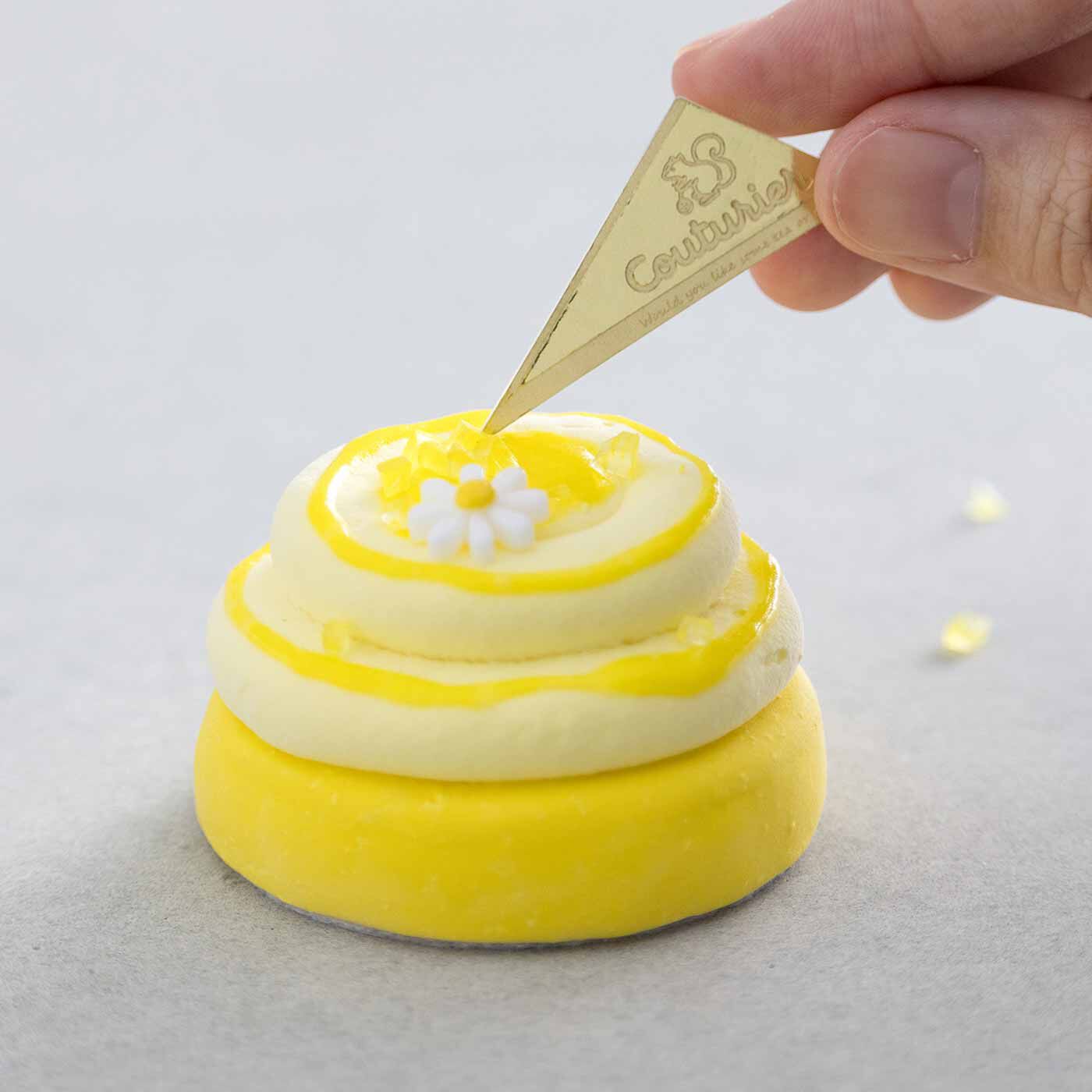 Couturier|本物みたいで食べちゃいそう！ 粘土で作る簡単カップケーキの小物入れの会|ジュレソースやお花パーツなどをトッピングして、クチュリエオリジナルのピックを刺したら完成！