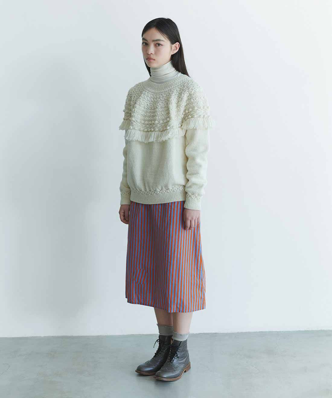 Couturier|神戸ファッション美術館×クチュリエ ポーランドの民族衣装から着想した ｢祝祭の服」のようなセーター〈RED〉|Lサイズ着用　※着用イメージです。お届けするカラーとは異なります。