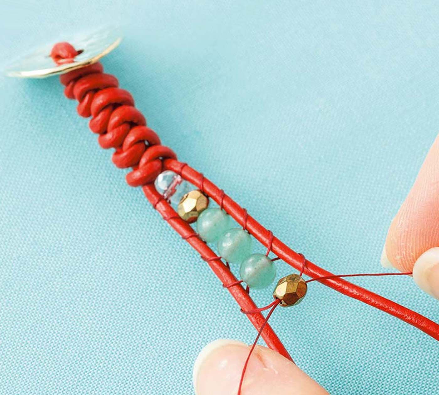 Couturier[クチュリエ]|天然石がきらり　革ひも編みのラップブレスレットの会|セットのビーズを順番に巻き付けていきます。