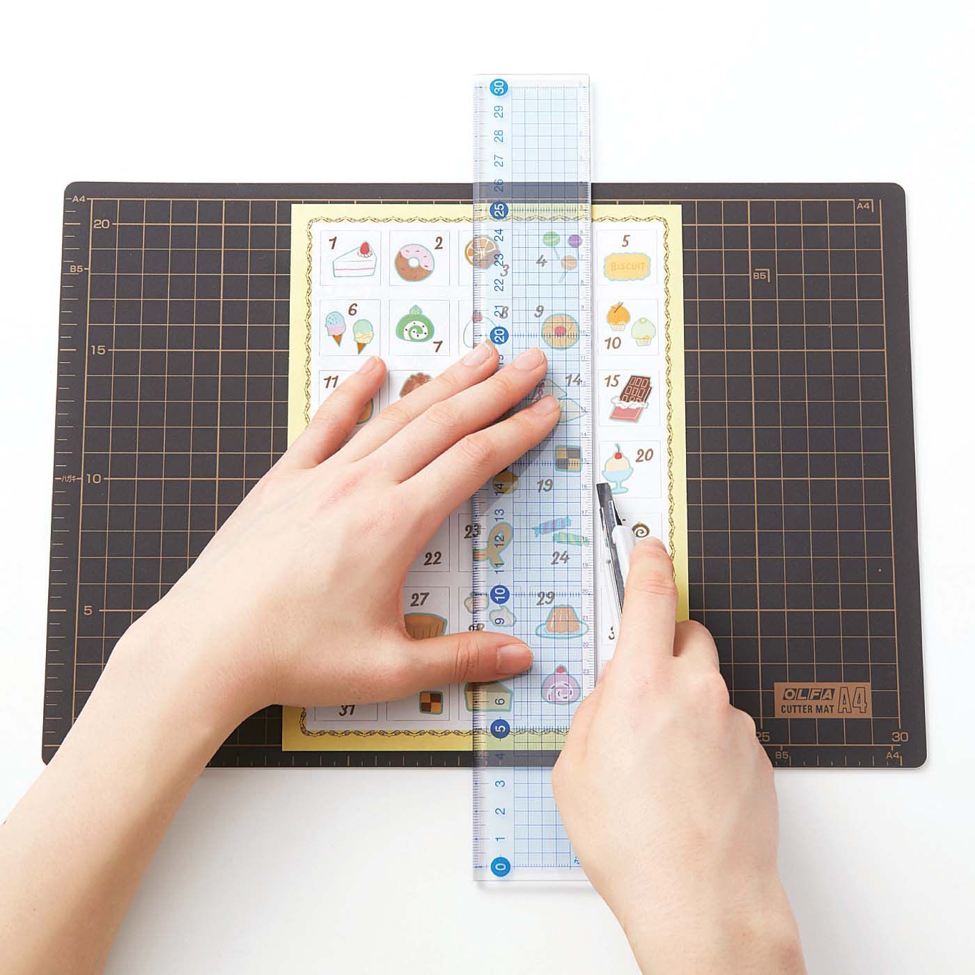 ミニツク|ちょうどいいサイズが使いやすい！ A4サイズのカッティングマット|切り傷が付きにくく美しくカットできます。