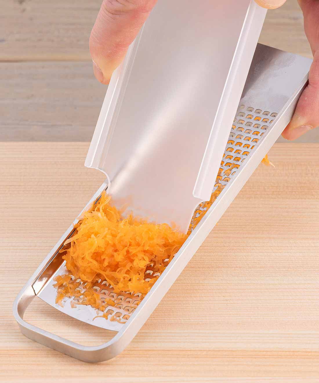 ミニツク|軽やかにおろしてヘラで寄せ集める カバー付きグレーター|カバーのヘラで無駄なくとれる。
