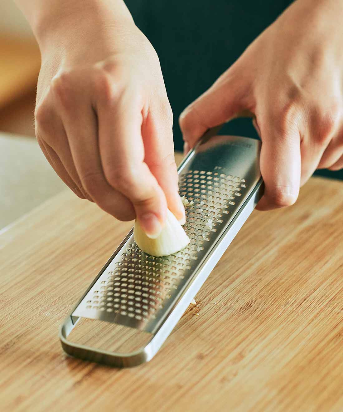 ミニツク|軽やかにおろしてヘラで寄せ集める カバー付きグレーター