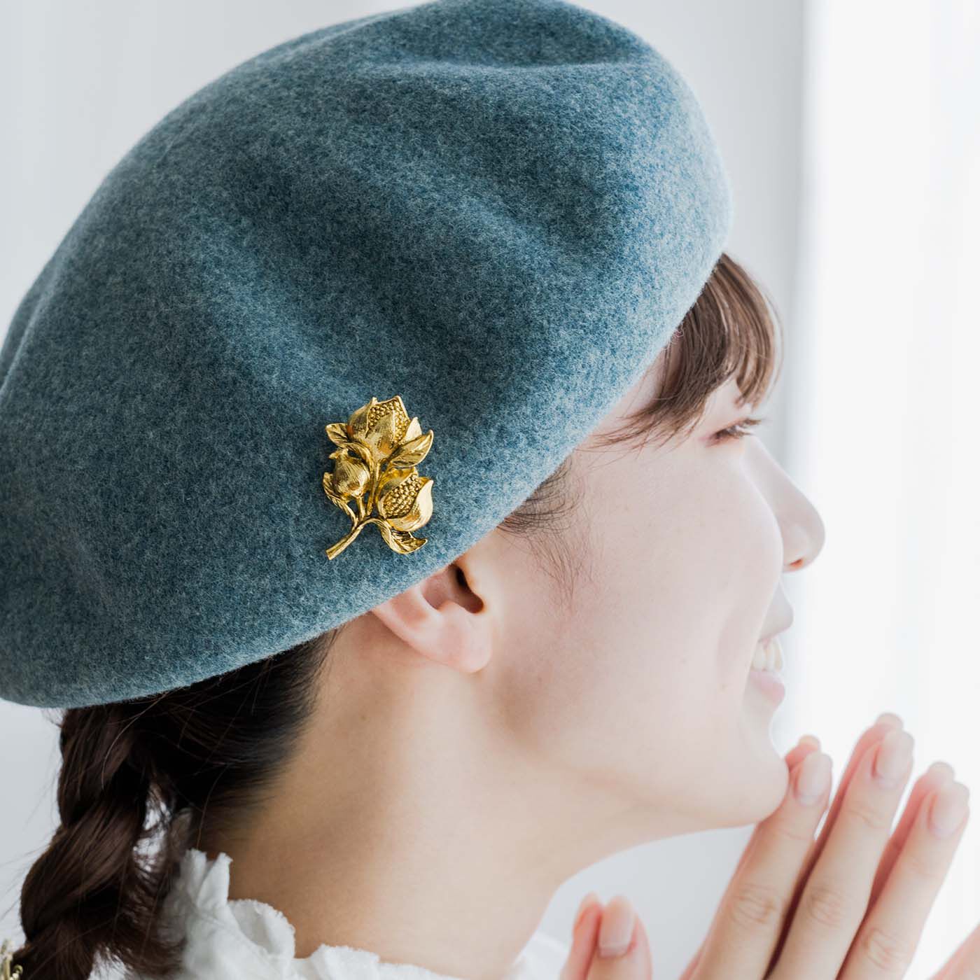 ミニツク|胸もとに宿す吉祥の実り みほとけの果実ブローチの会|精巧に表現された果実の造形は装いのアクセントに。