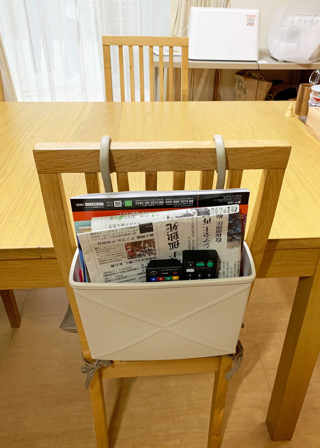 ミニツク|掛けたり巻いたり　自由に収納が作れる　フレキシブルボックス|お父さんの席のうしろは、新聞とリモコンの定位置。