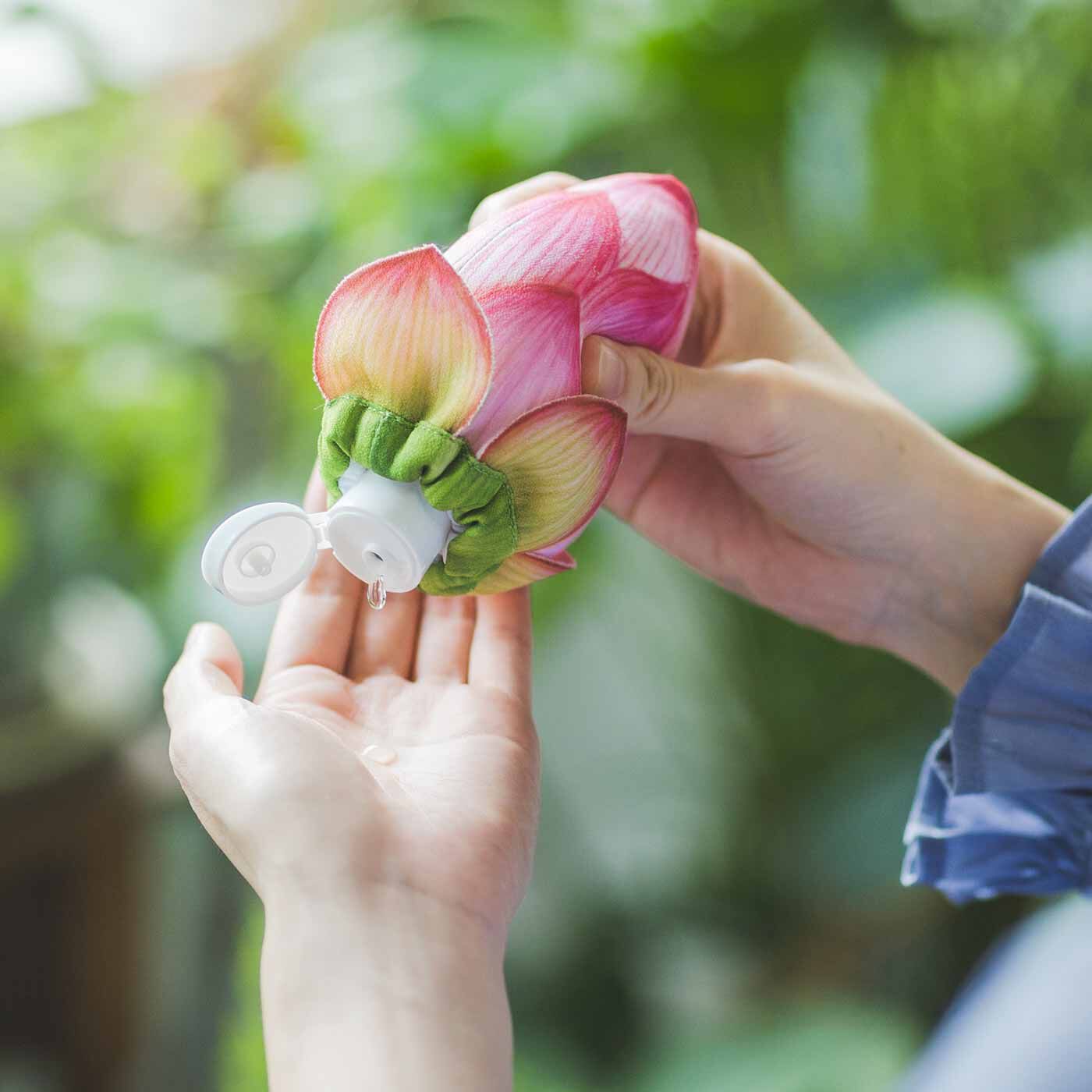 ミニツク|自然と合掌したくなる 未敷蓮華 ハンドジェルケース|カバーを付けたままハンドジェル使用OK。