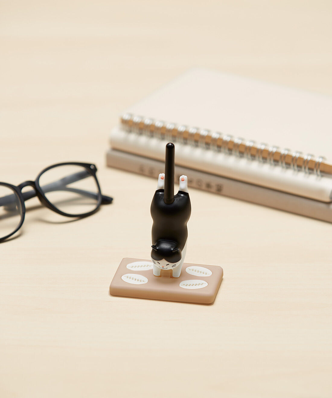 ミニツク|猫の卓上クリーナー　ふきマル〈はちわれ〉|自立してスタンバイ！　逆立ちしているみたいな姿もかわいい。