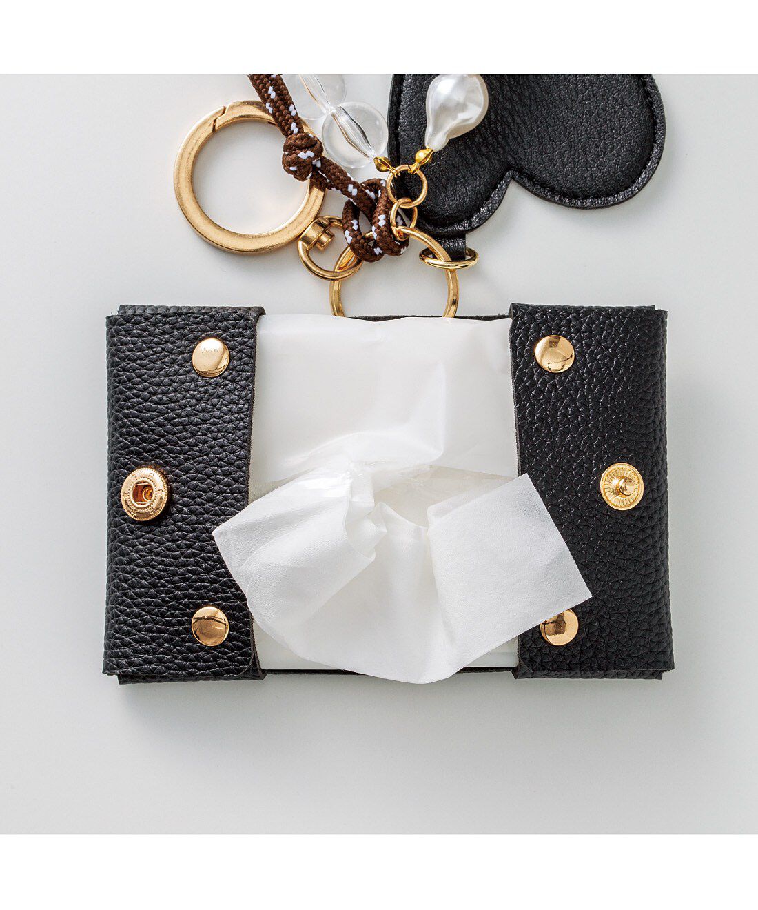 フェリシモメリー|ＩＥＤＩＴ　ポケットティッシュをすっきり収納　マルチウェイバッグチャーム〈ブラック〉|ポーチはポケットティッシュが二つ折りで収納できます。