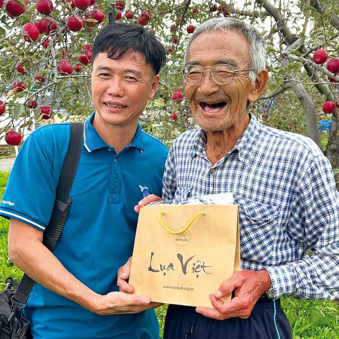 フェリシモメリー|C.C.P トイさんのネイチャーロブスタ THANK YOU COFFEE ドリップバッグセット|「奇跡のリンゴ」で知られる木村秋則さんの本を読んで、感銘を受けたトイさん。来日し、自然栽培についてアドバイスを受けて、農園で実践してきました。