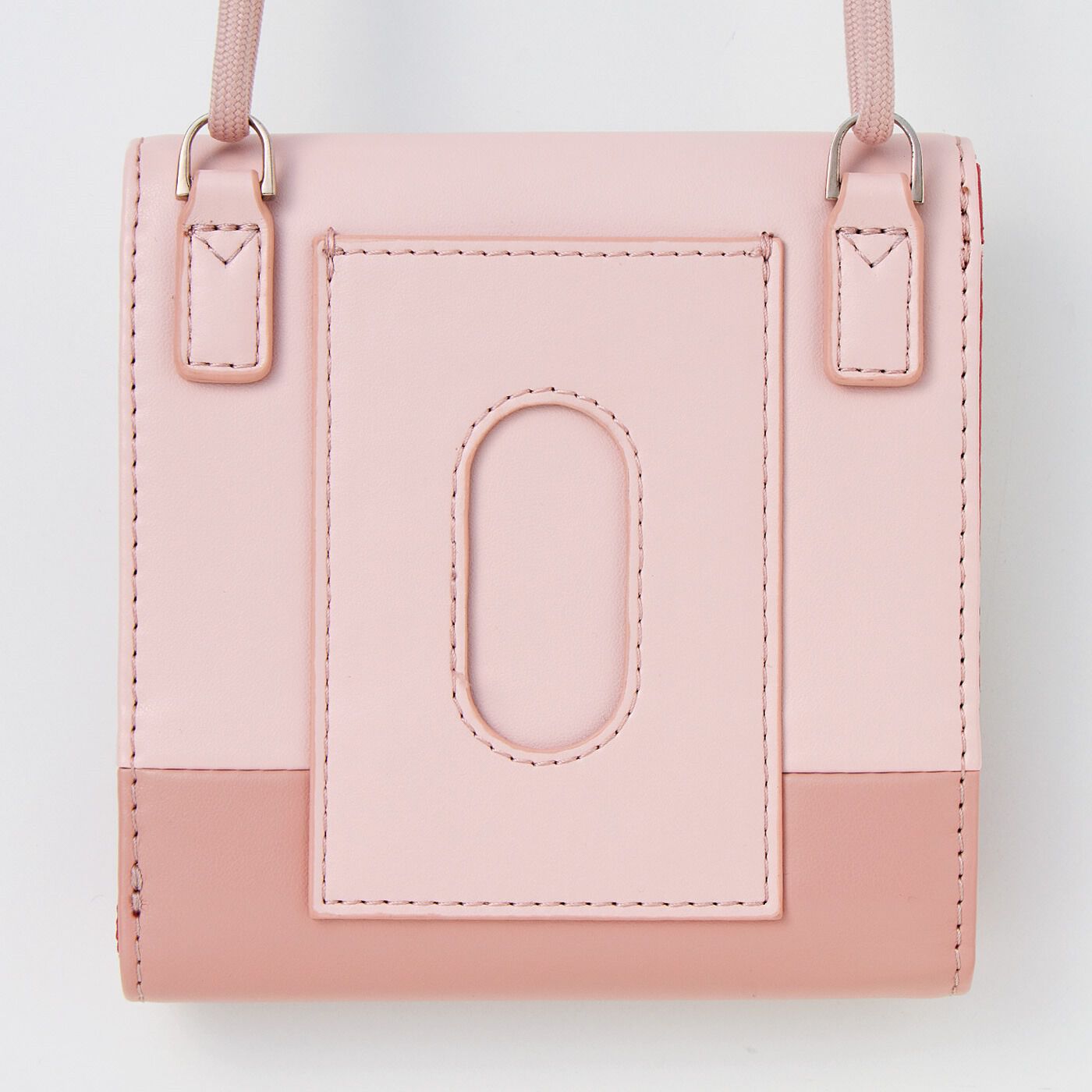 C.C.P|LITALICO×C.C.P　中がメッシュで取りだしやすいネックウォレット〈サクラベージュ〉|背面はパスケースになっていて、改札でもスムーズ。