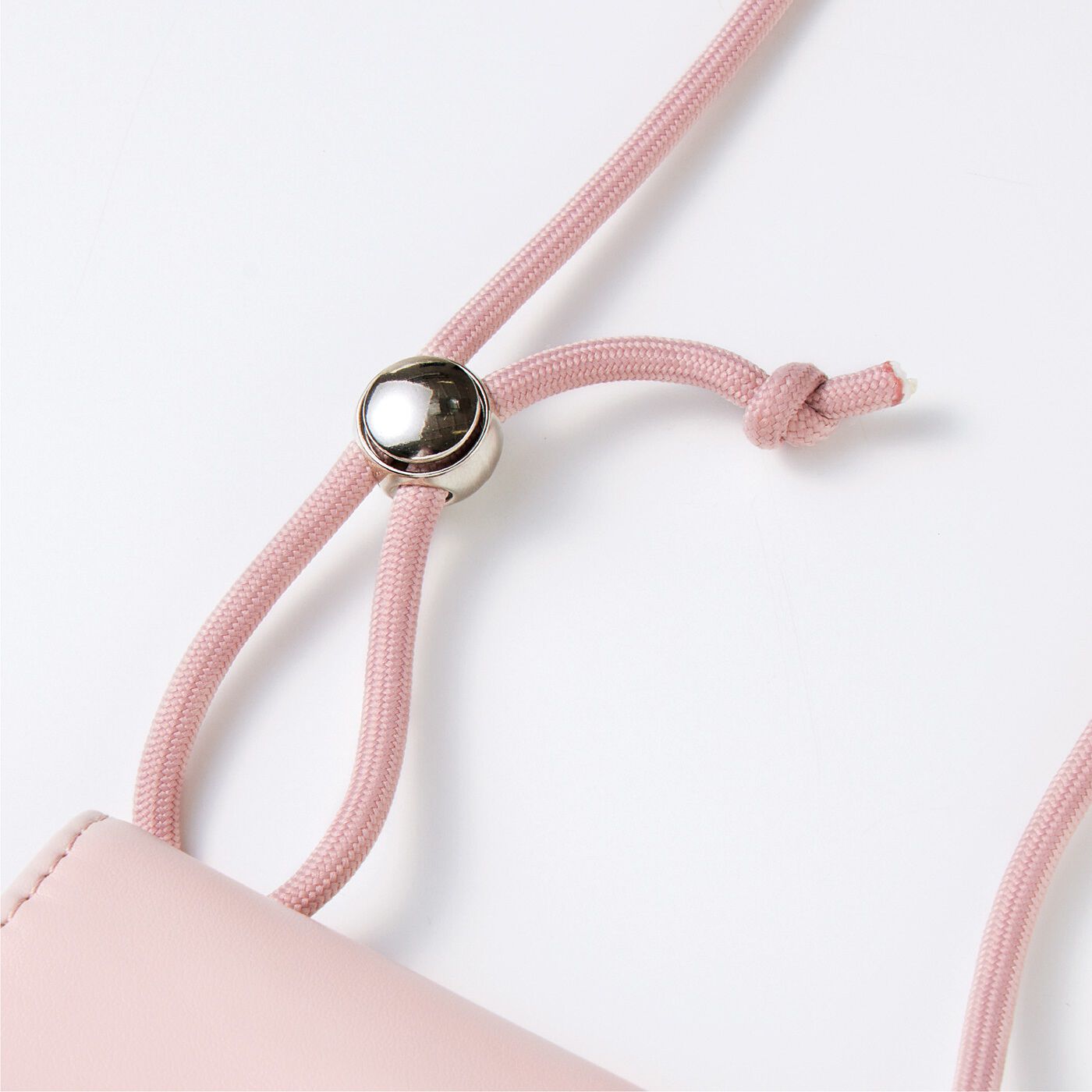 C.C.P|LITALICO×C.C.P　中がメッシュで取りだしやすいネックウォレット〈フレッシュブルー〉|ひもの長さが調整できて、斜めがけもOK。※画像のカラーはサクラベージュです。