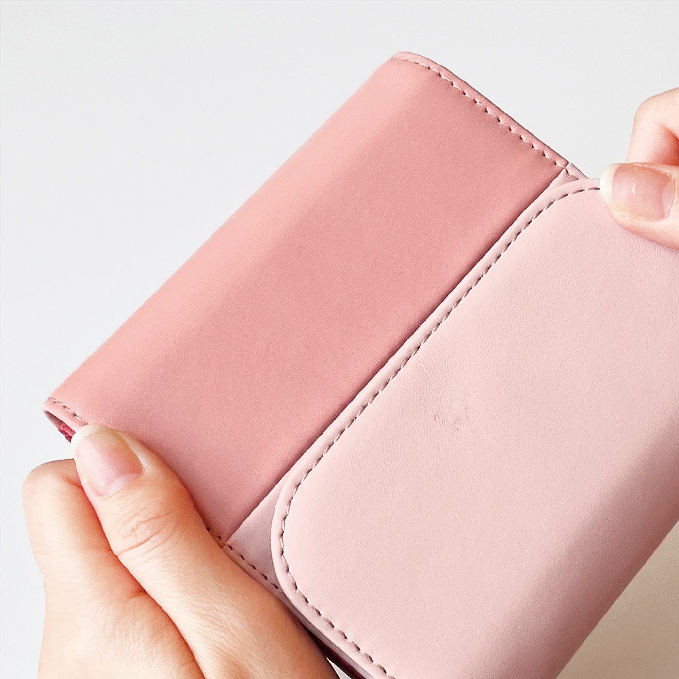 C.C.P|LITALICO×C.C.P　中がメッシュで取りだしやすいネックウォレット〈サクラベージュ〉|バイカラーのラインが目印になり、留める位置が視覚的にもわかりやすい！