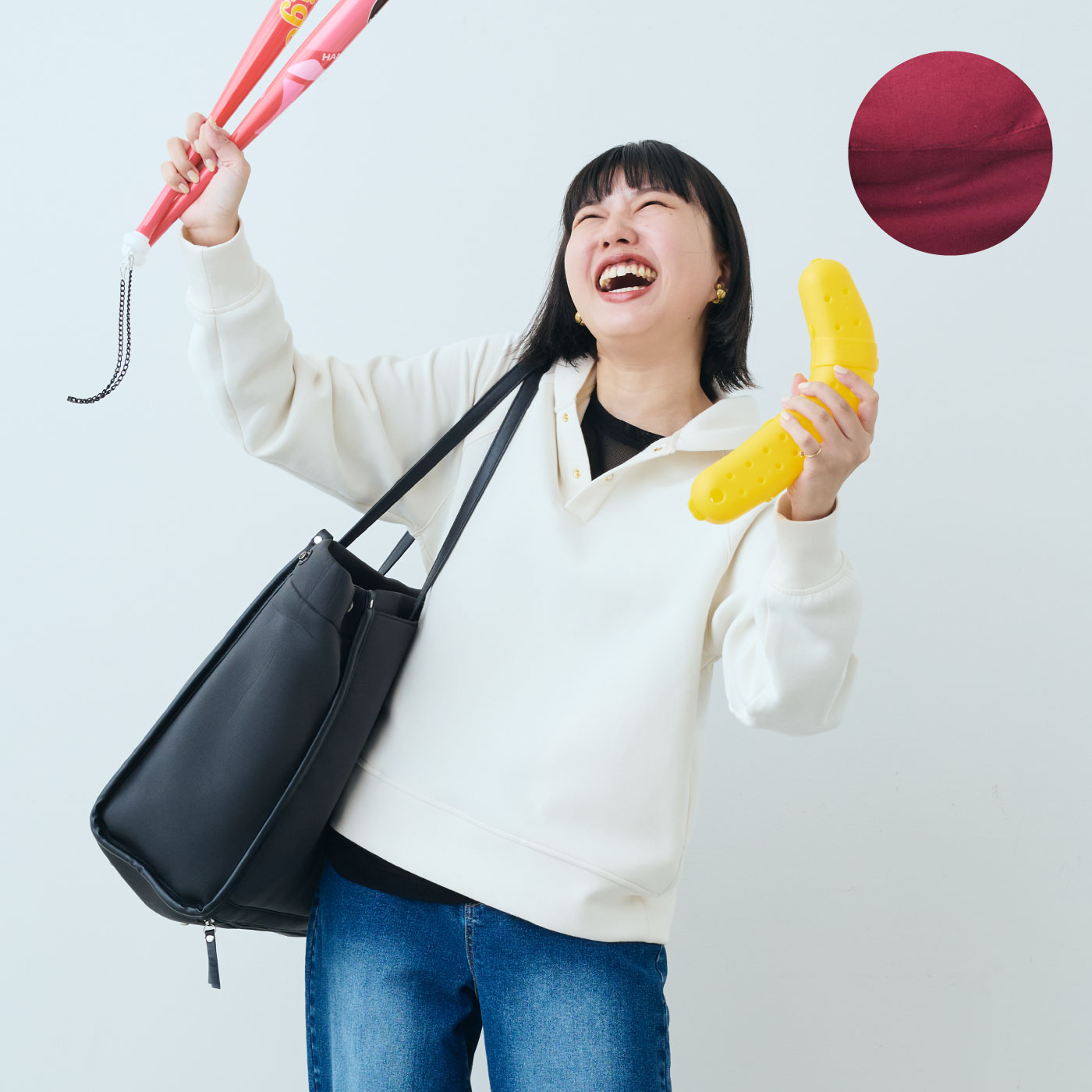 IEDIT|ワガママ企画 ライブ 観戦 軽やか素材 大容量 多ポケット スマートルック トートバッグ〈ブラック×クリムゾンレッド〉