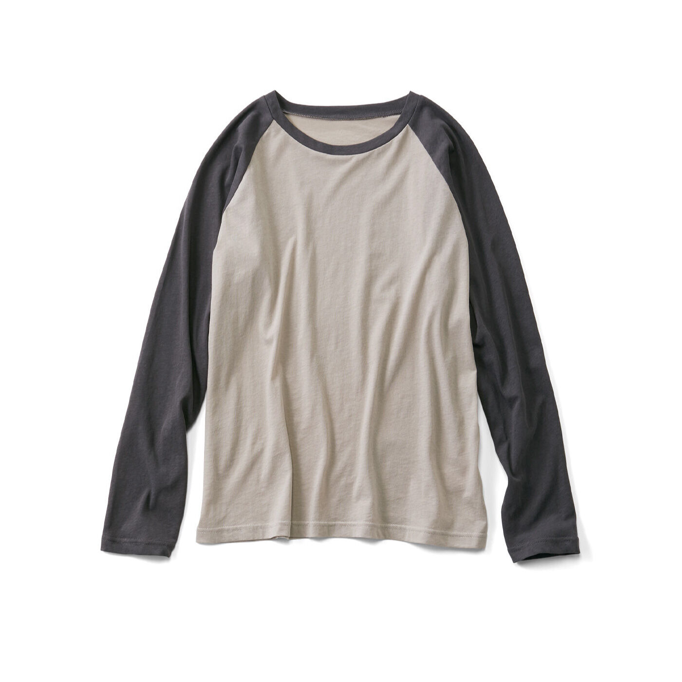 着ていることを忘れるほど薄軽なラグランTシャツジリジリと照りつける夏の日差しを和らげてくれるような、透け感のある60番手強撚糸(きょうねんし)の天じく素材を使って仕立てた、薄~くて軽~い着心地のロング