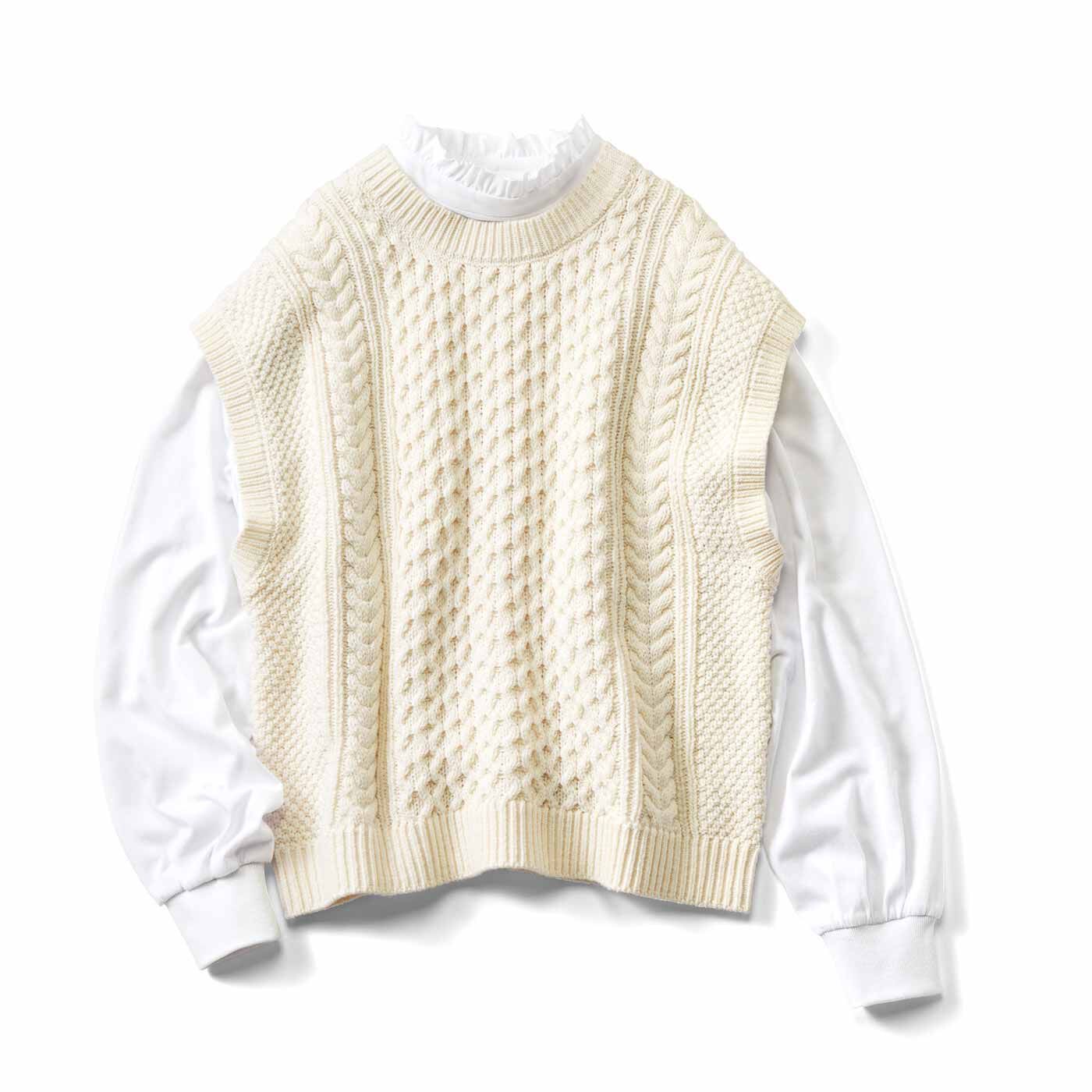 どちらも公私で溺愛しているマスト服。セットで単品で、いろんなコーデが楽しめます。フリルの立ち衿 & ぽわんと袖で甘さを添えた白トップスと、前身ごろに立体的なケーブル編みをほどこしたニットベスト