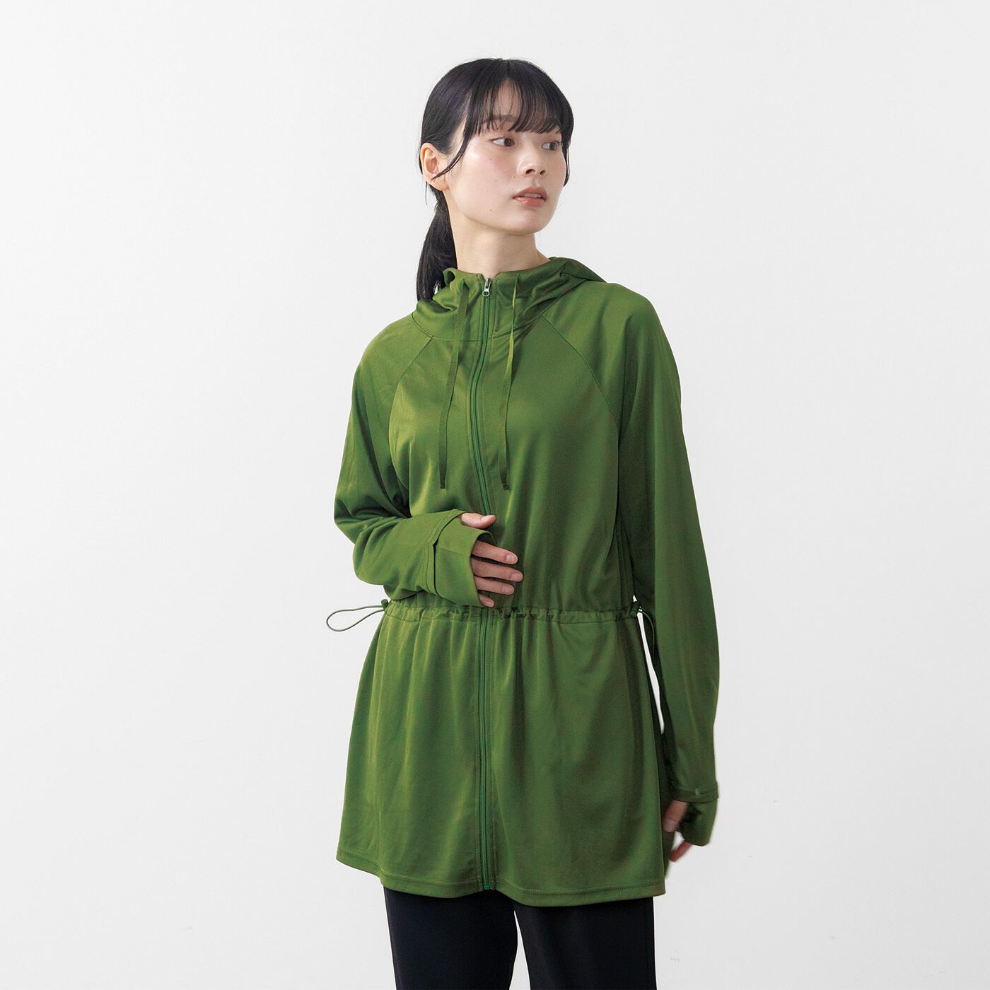 きれいめパーカーでさらりと日差し対策【3つで¥9,999】キャンペーン対象商品3点以上で特別価格¥3,333薄手で滑らかな風合いのラッシュガード素材のロングジップパーカー。汗ばむ日や水場のお出かけに頼