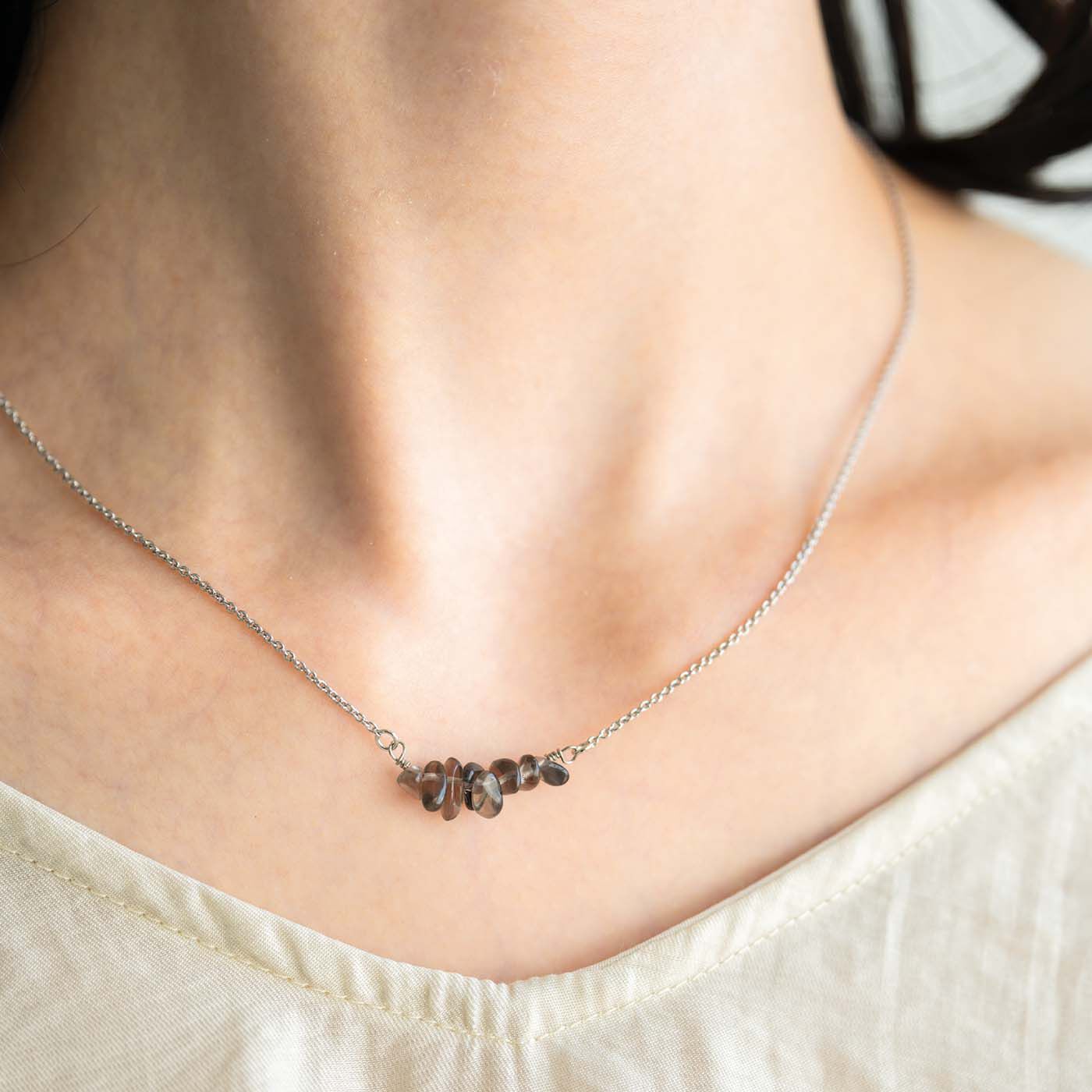 ジキによくなる 凝りと運【3つで¥9,999】キャンペーン対象商品3点以上で特別価格¥3,333天然石をあしらったシンプルなデザインで、おしゃれに肩こり対策ができる磁気ネックレス。鎖骨がきれいに見える