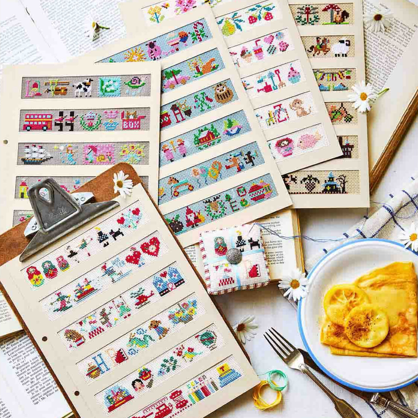 大人がハマる! クロスステッチはじめようすきま時間にちょこっと完成できる小さなクロスステッチ図案が、1ヵ月で約30種。1年後には約360種もの図案をコンプリートできるクロスステッチキットが新登場! か