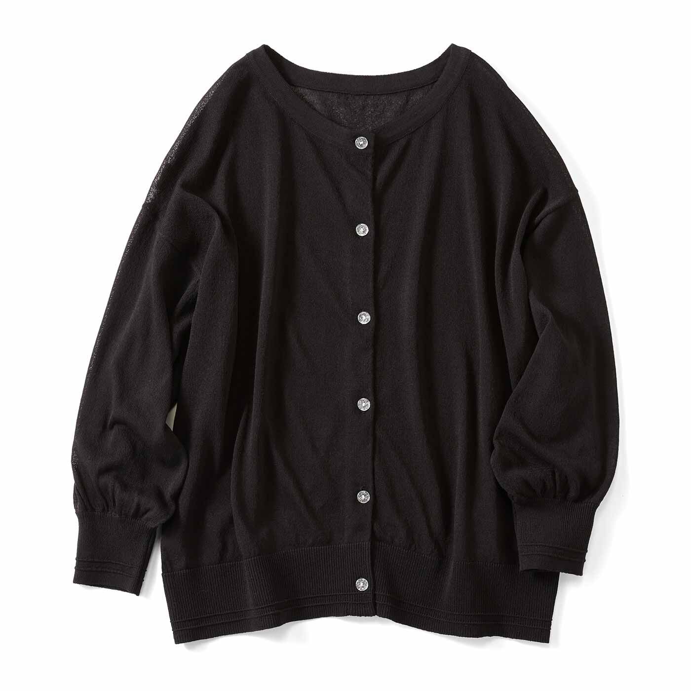 マーブル柄を、品よく微糖な彩りで。日差しが気になる屋外や、冷房がききすぎた室内でも活躍。いつでもどこでもサッとはおれて、コンパクトに持ち運べるニットカーディガンです。衿もとが開きすぎない上品なボタンデ