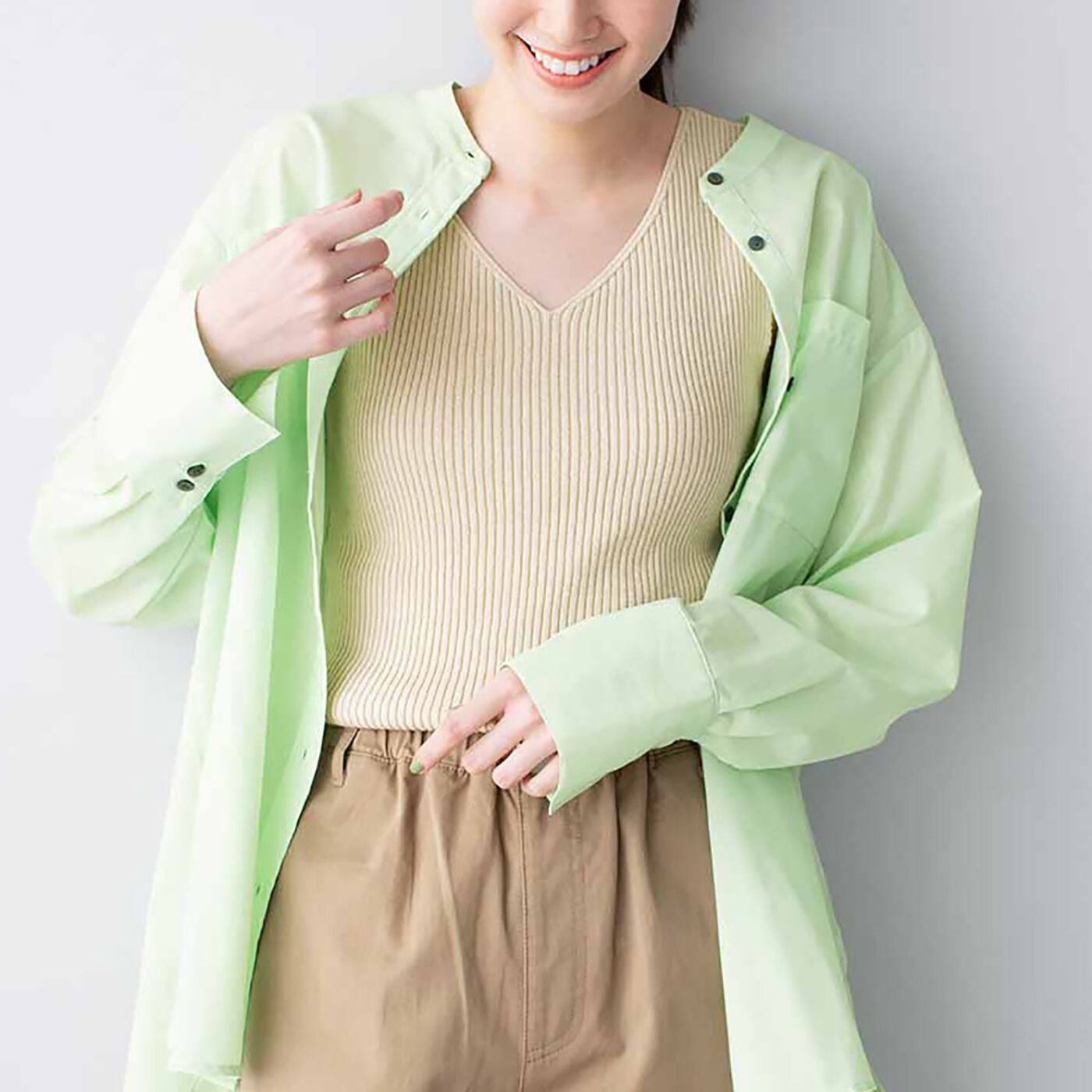 上質感ある和紙混のシャリッと感を、素肌にプラス。汗をかいても肌に張り付きにくいニットタンクを上質感のある和紙混素材でつくりました。カラッとドライな肌ざわり。華奢(きゃしゃ)見えするネック開きや袖ぐりの