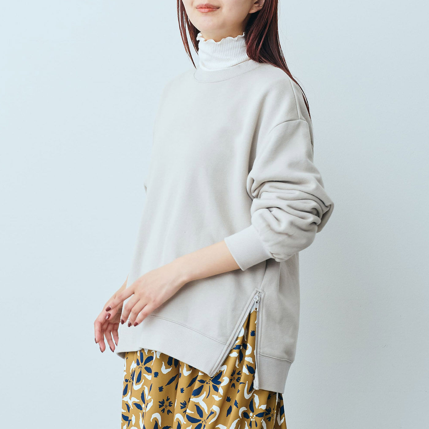 素材感とすそファスナーが大人カジュアルの秘密!がっしりしているけどやわらかいインド産オーガニックコットン100%裏毛素材を発見! この素敵な素材感は、やっぱりスウェットが欲しい......! 大人っぽ