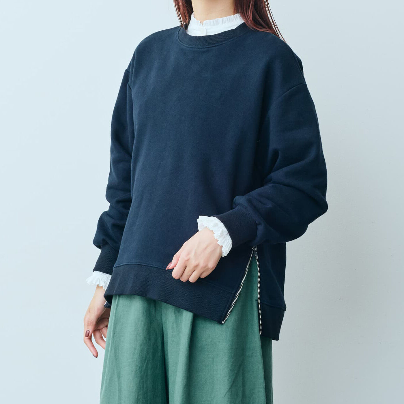 素材感とすそファスナーが大人カジュアルの秘密!がっしりしているけどやわらかいインド産オーガニックコットン100%裏毛素材を発見! この素敵な素材感は、やっぱりスウェットが欲しい......! 大人っぽ