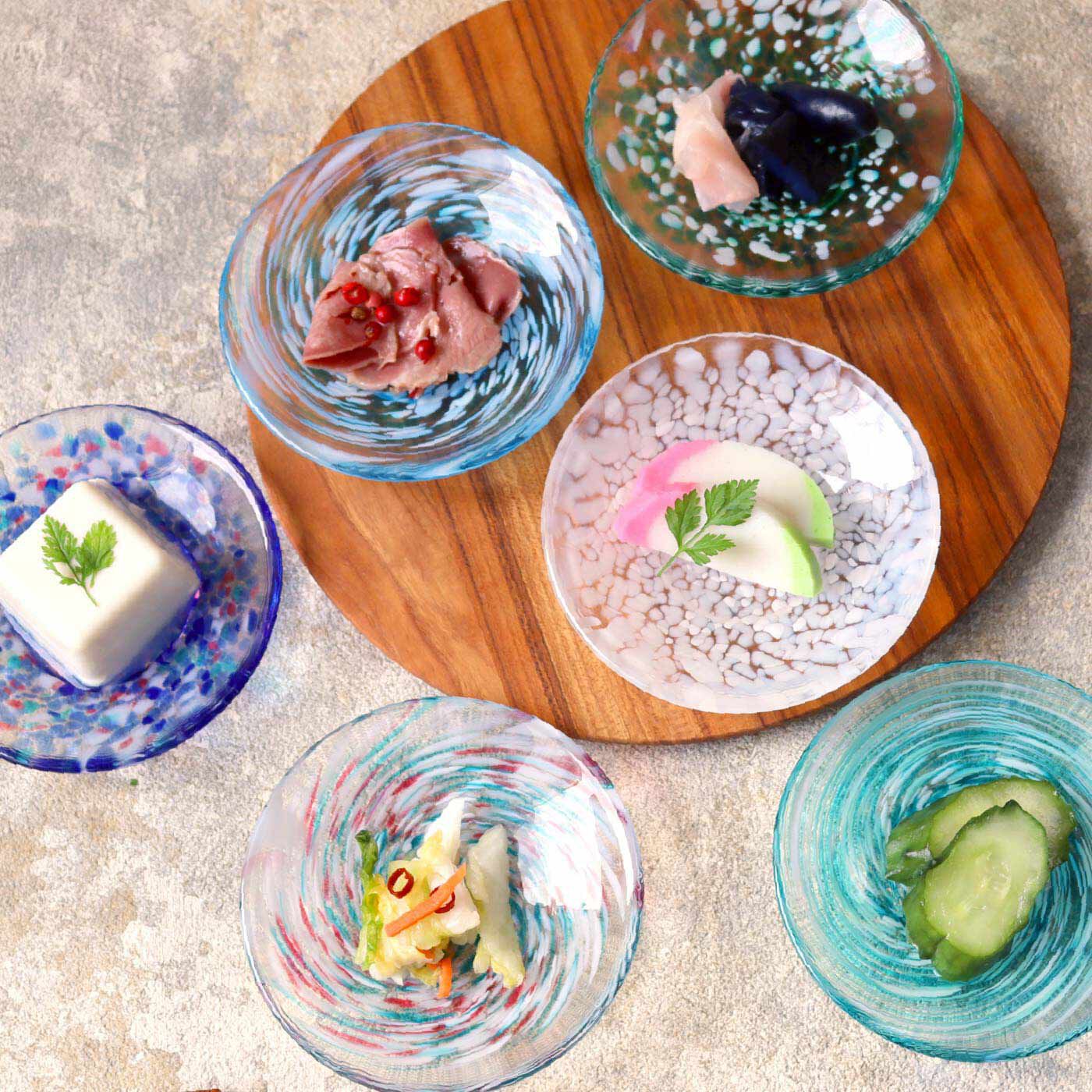 四季折々の色 食卓に飾って茜の空や海の青、雨のしずく、花びらなど、青森の自然を手仕事で表現した器はためいきものの美しさ。和菓子やフルーツなどをのせたり、食卓で使うのはもちろん、ディスプレイしても。窓際