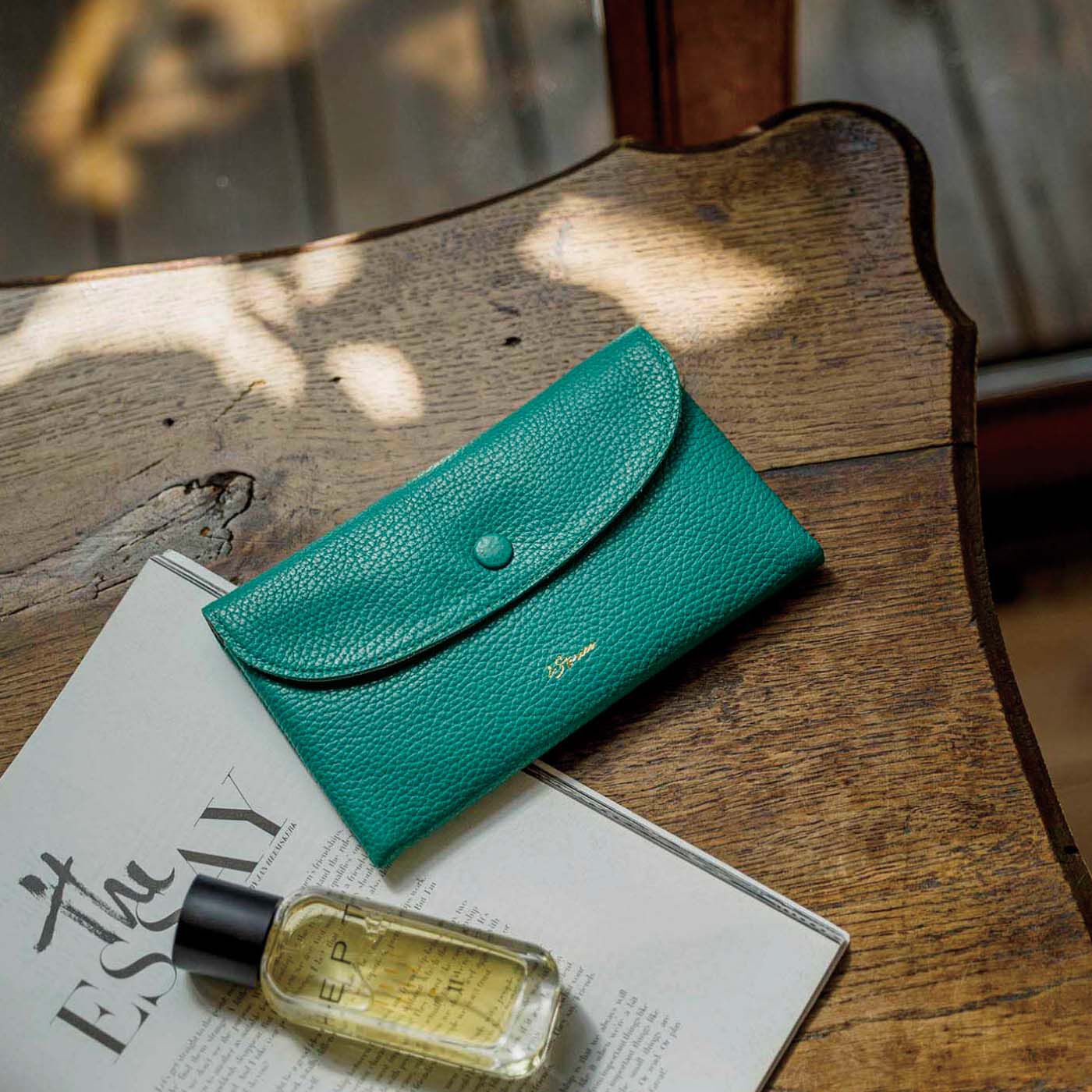 大阪の財布工房がイタリアンレザーで誂えた　オッティモウォレット〈エメラルドグリーン〉