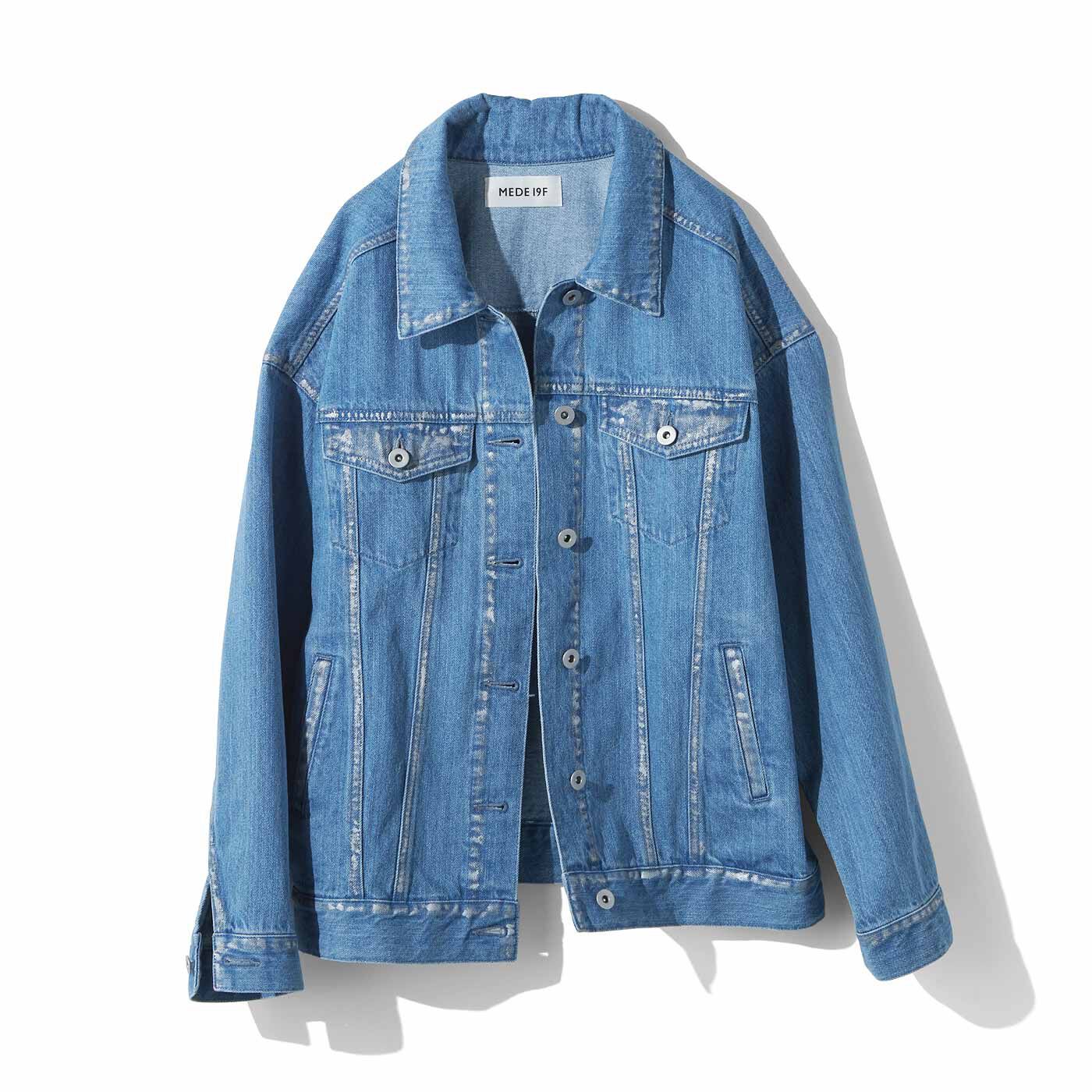 箔(はく)プリントのシルバーな光でデニムジャケットを新鮮にヴィンテージ風に色落ちさせたレスウォーターデニムに、シルバー箔のキラッとした光のコントラストが今の気分。洗い加工後のデニムのアタリが出る部分に