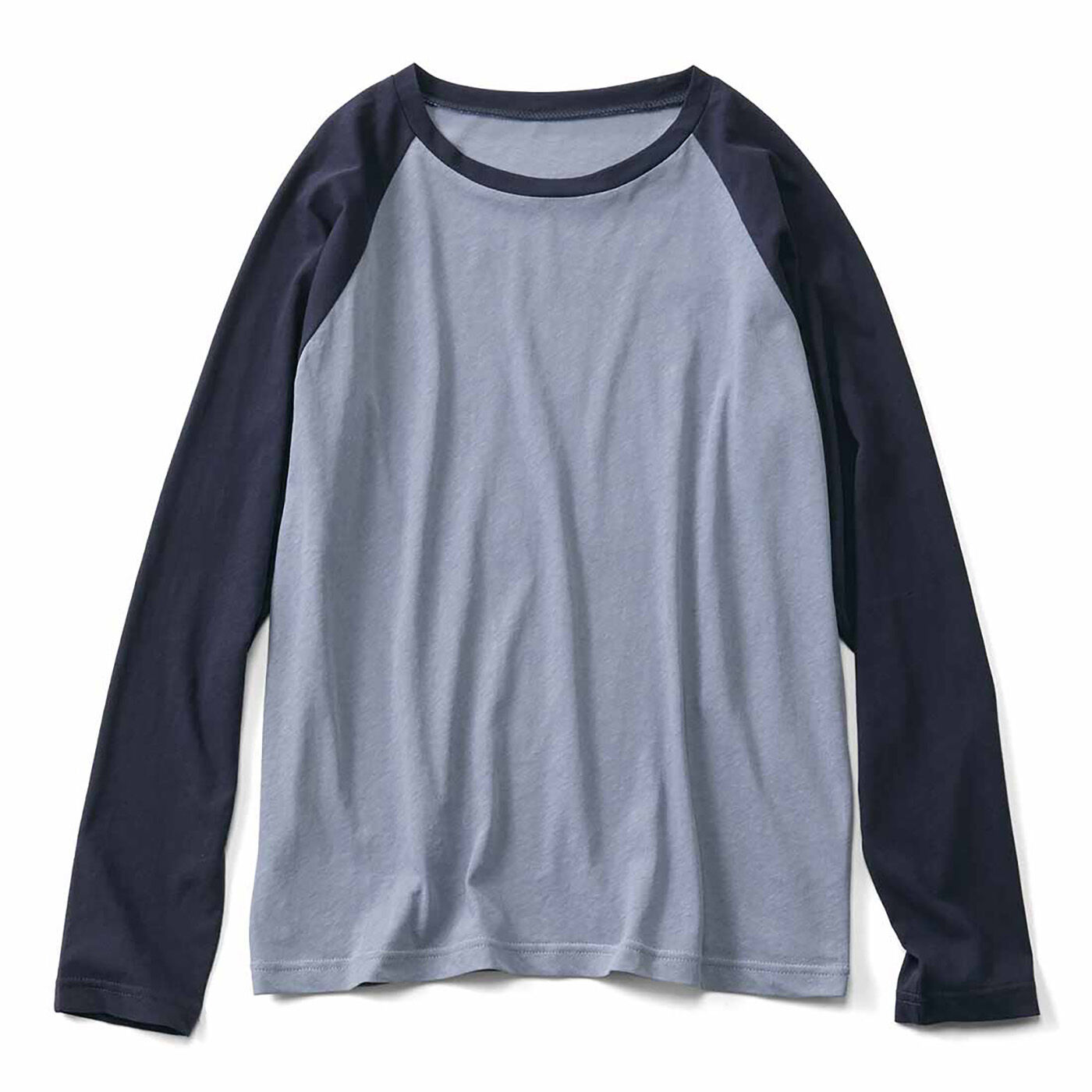 着ていることを忘れるほど薄軽なラグランTシャツジリジリと照りつける日差しを和らげてくれるような、透け感のある60番手強撚糸(きょうねんし)の天じく素材を使って仕立てた、薄~くて軽~い着心地のロングスリ