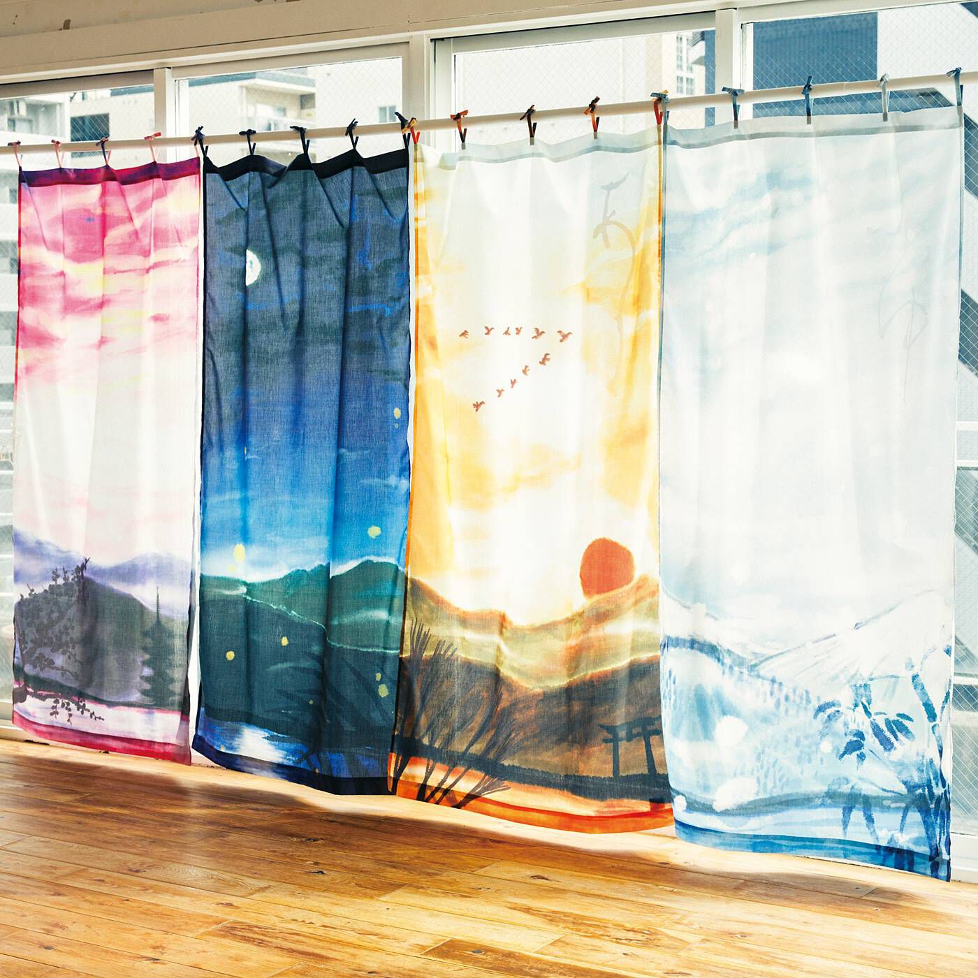 YOU+MORE! × 海とかもめ部 窓辺でゆらめく水中世界 海のカーテンマルチ