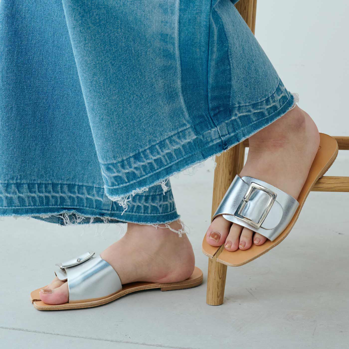 【MEDE19F SELECT】SOFI バックルストラップサンダル SILVER【送料無料】
