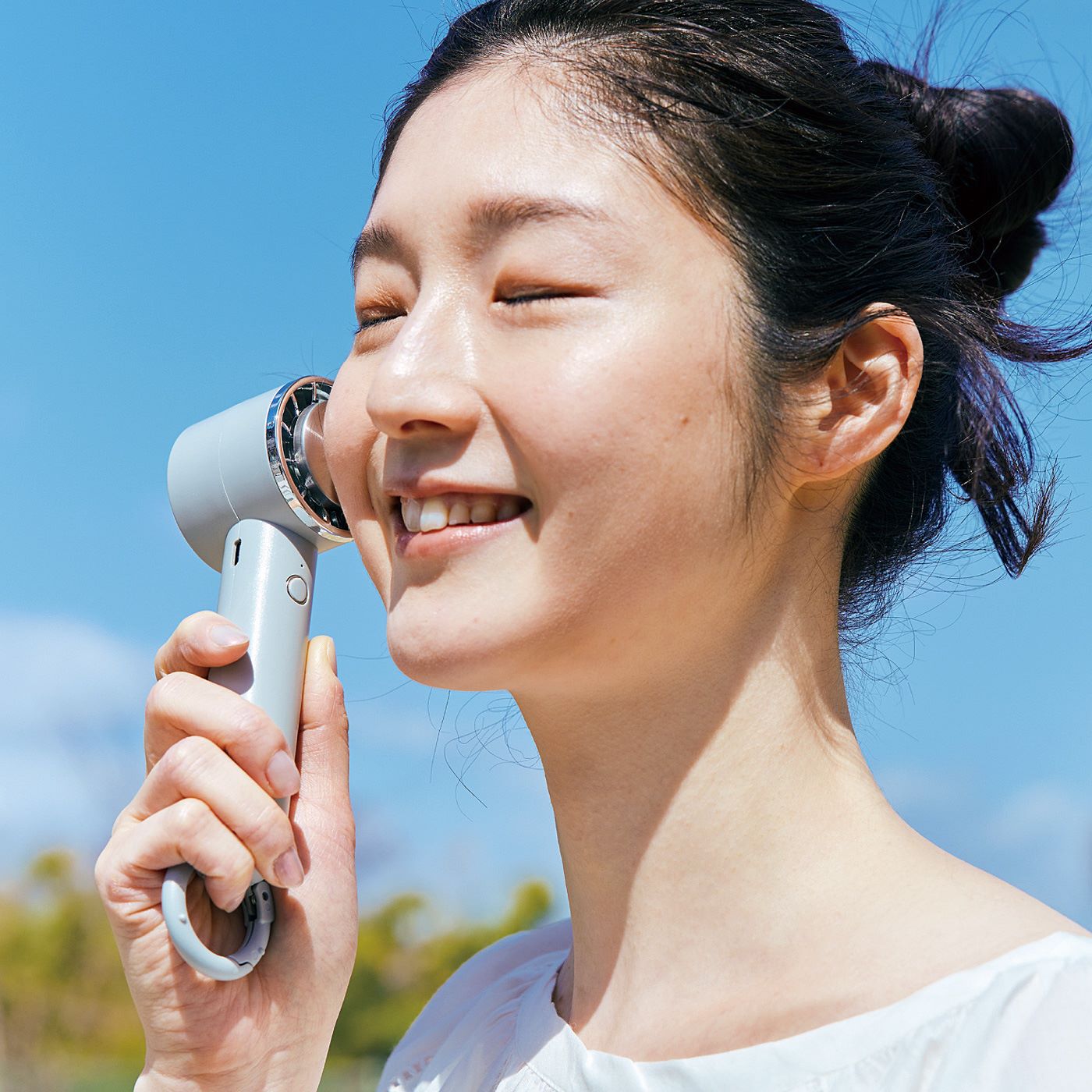 冷却プレートをおでこや首筋に 当ててもっとクールダウン! 瞬間冷却ハンディーファン〈ライトグレー〉【送料: 450円+税】