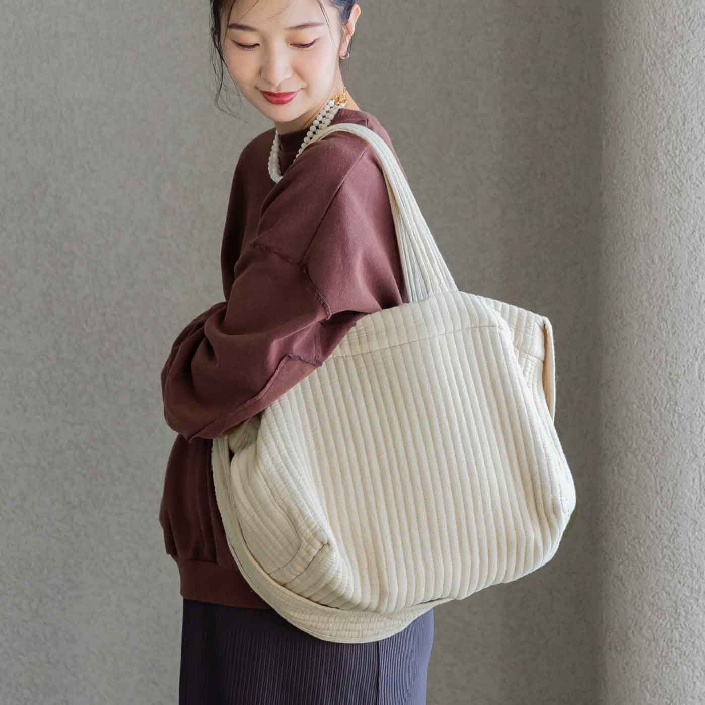 Moredde 軽くて大容量 手ざわりが心地いいキルティングマザーズトートバッグ〈ライトベージュ〉【送料無料】