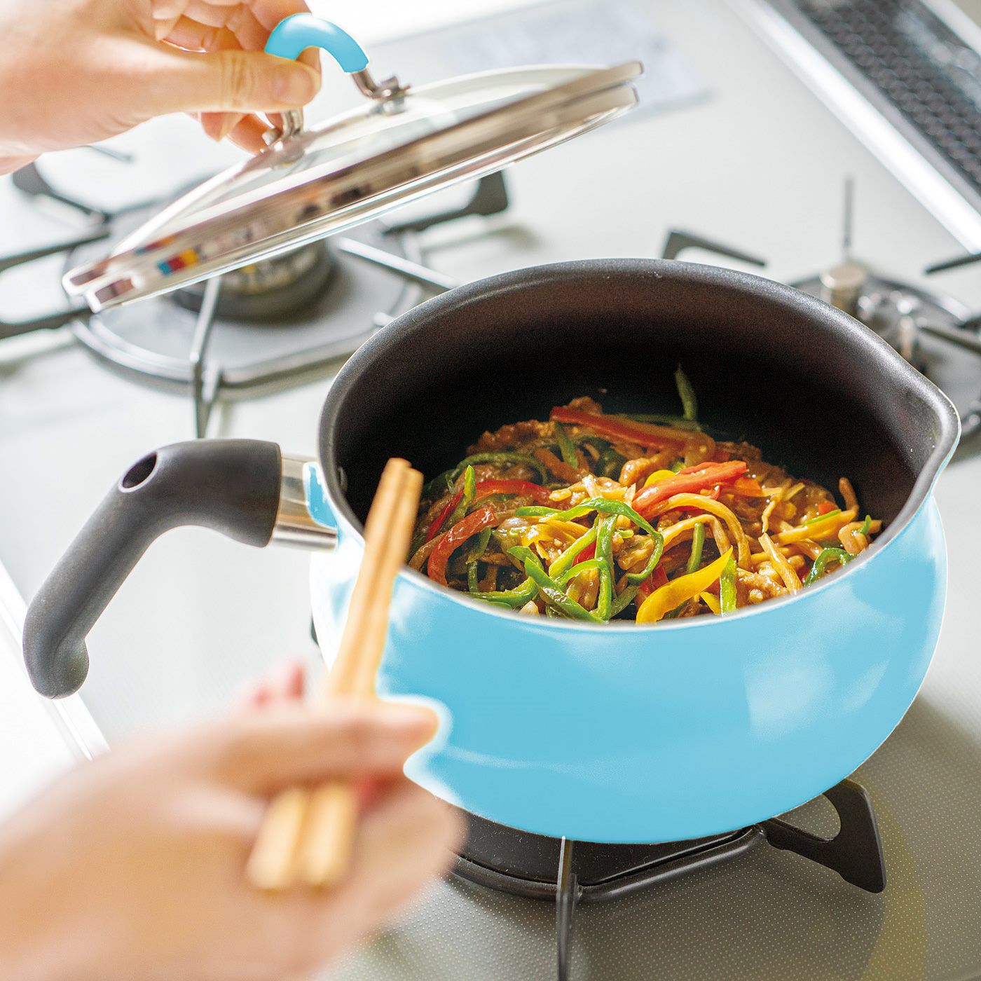 焼き魚やいため物がぐっとスムーズ 7通りに使える 底面広めのマルチパン2.5L〈ライトブルー〉【送料無料】