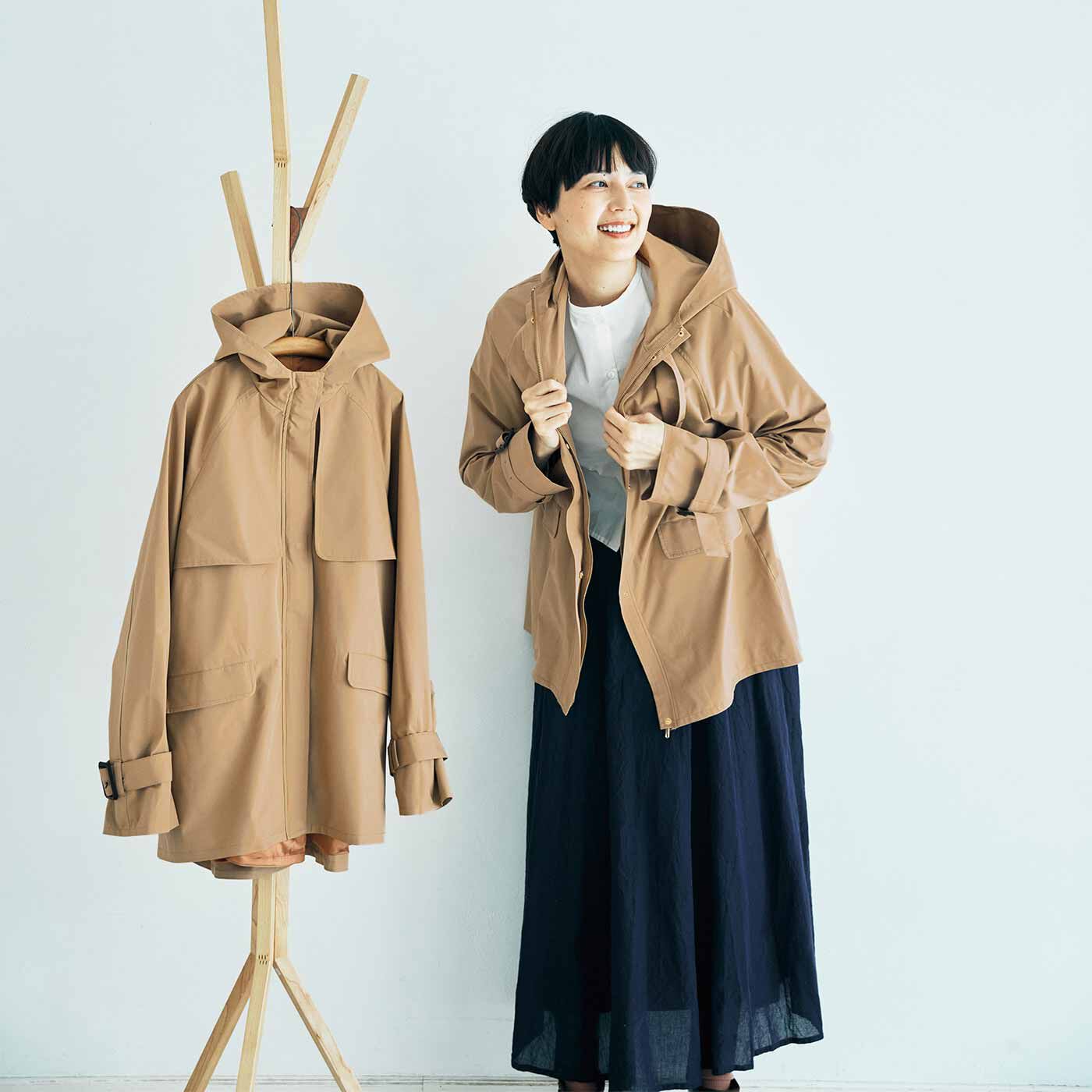 ラミプリュス プリーツが広がってリュックが背負える! 撥水(はっすい)素材を使ったトレンチ風ジップアップジャケット【送料無料】