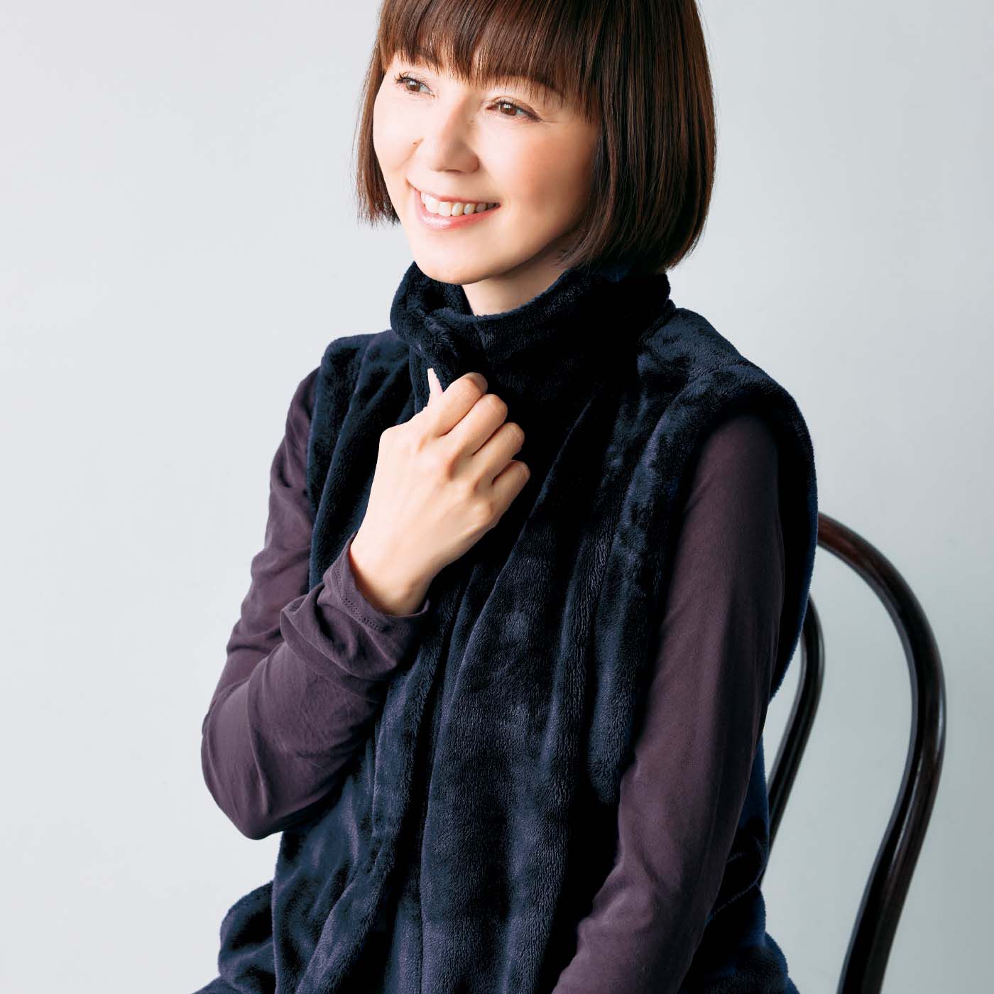 大人の女史会×frauglatt ハイネック仕上げであったかい 艶(つや)めくとろみボアベスト〈ネイビー〉【送料無料】