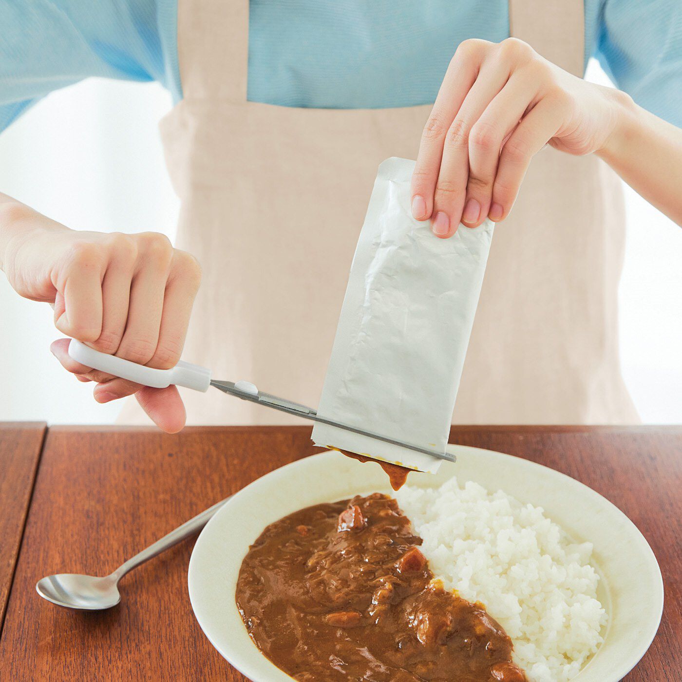 エスキューブキッチンズ 「つかむ・袋を切る・しぼり出す」がこれ1本で! パウチ食材に便利なレトルトらくちんトングばさみ【送料: 450円+税】