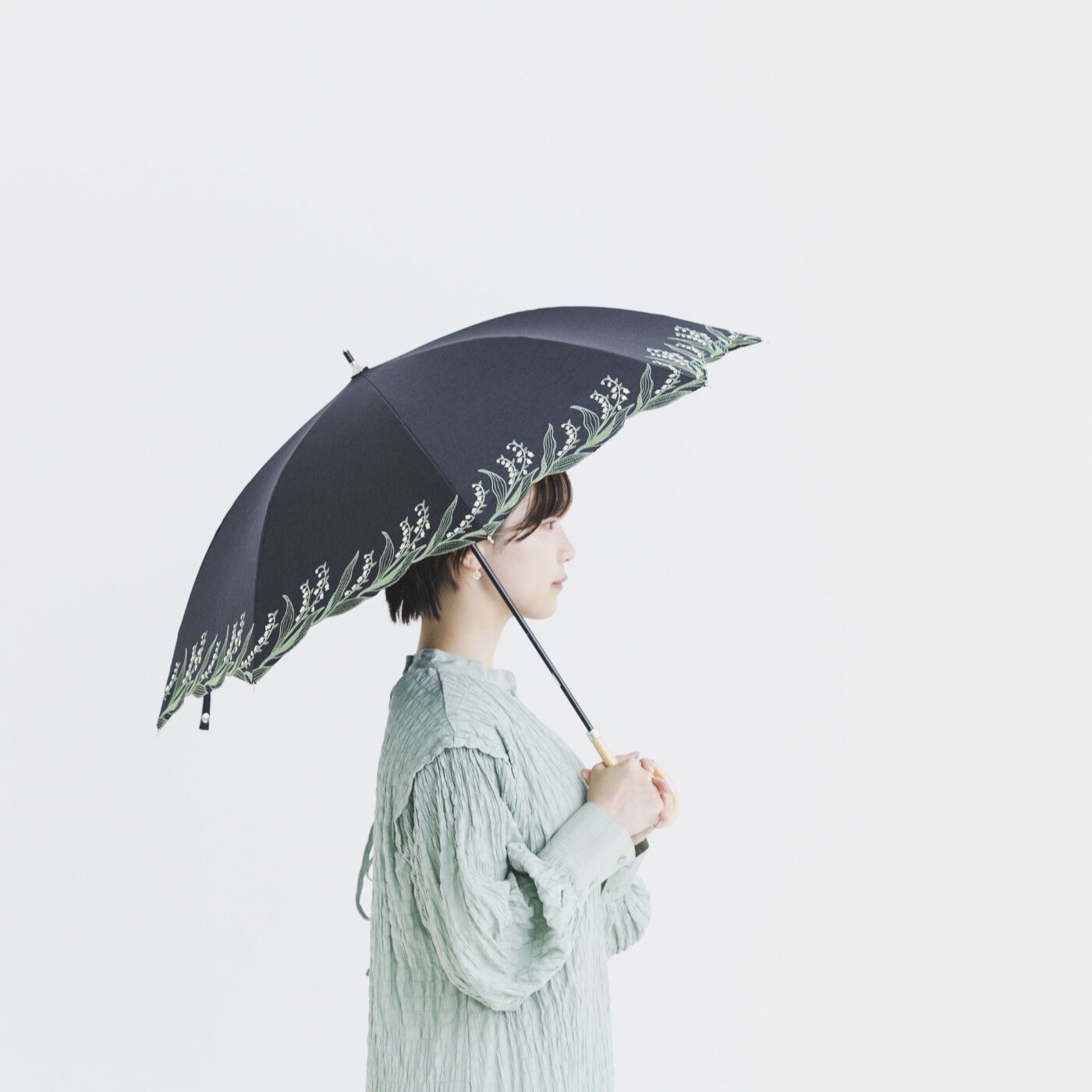 繊細な刺しゅうが美しいスズランの晴れ雨兼用傘〈BLACK〉【送料無料】