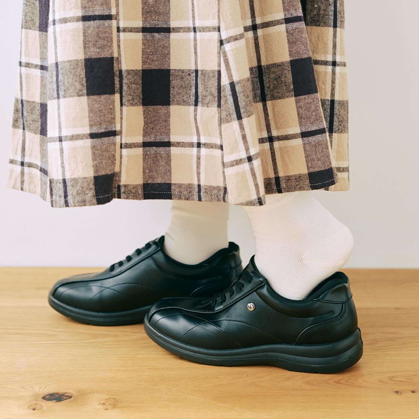 ラミプリュス 特殊形状のかかとで折れずにスルッと脱ぎ履き フェイクレザーシューズ〈ブラック〉【送料無料】